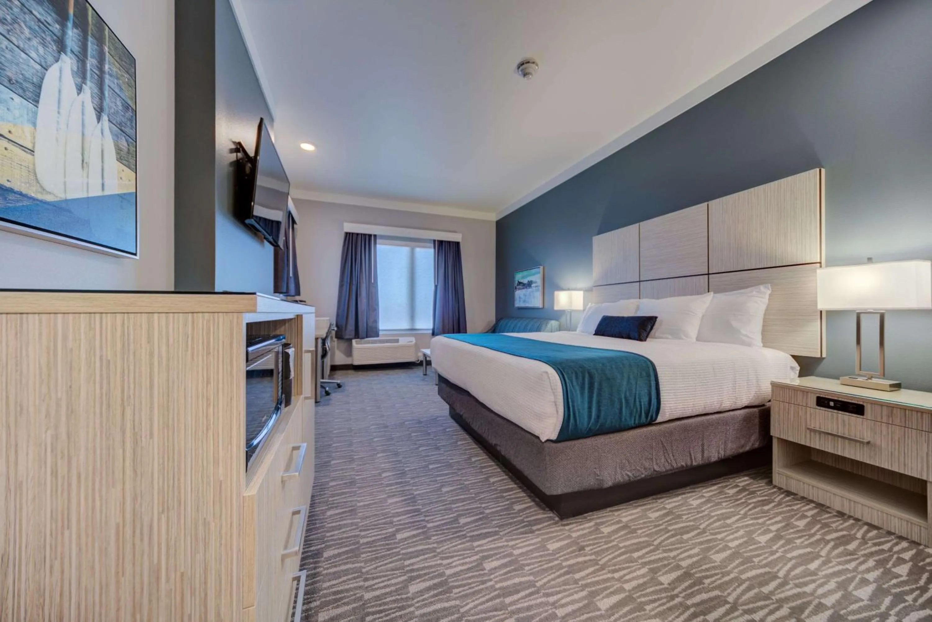 King Room with Roll-In Shower and Sofa Bed - Mountain View/Non-Smoking in Hotel Peppertree Bend, BW Premier Collection