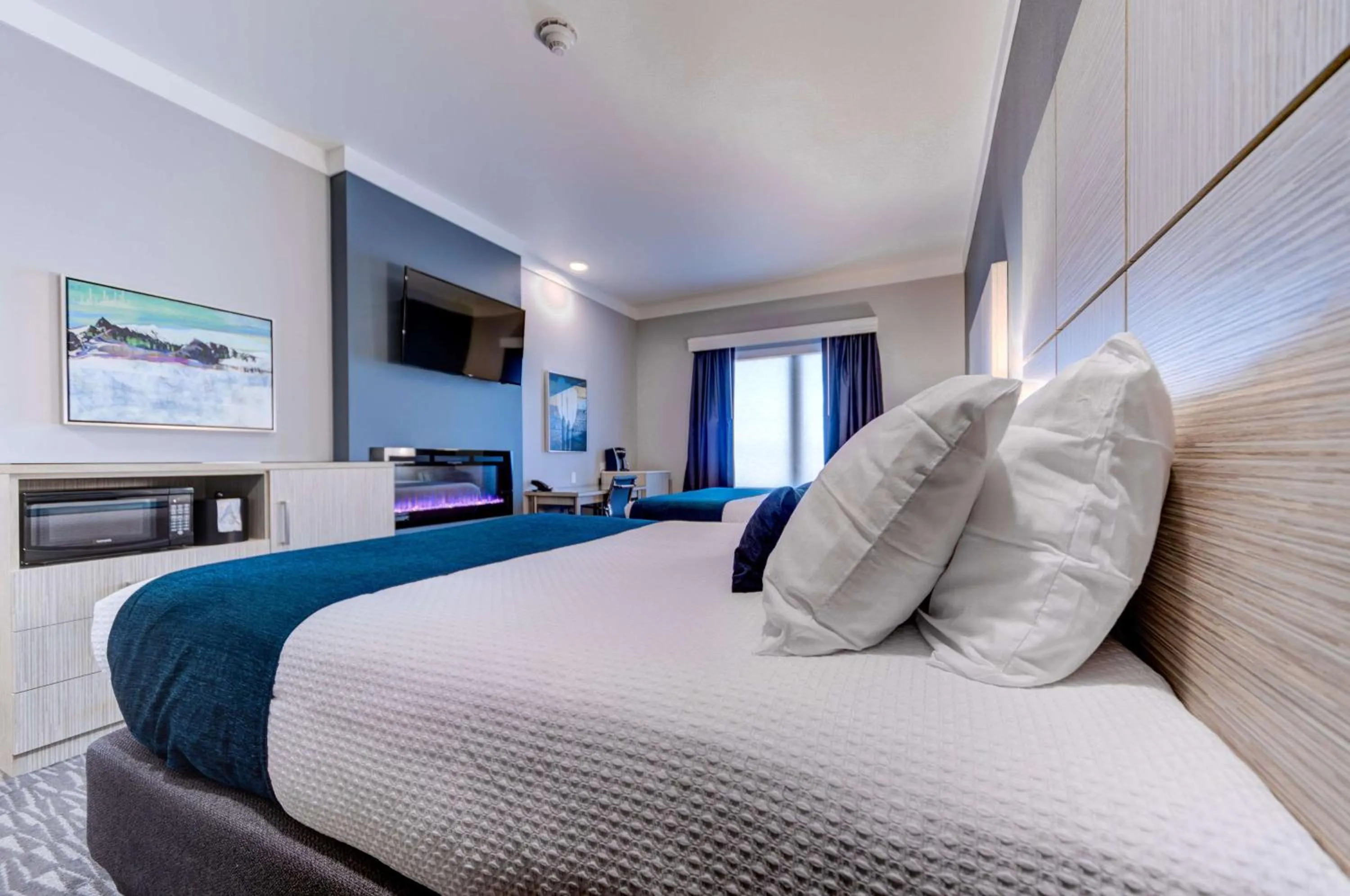 Queen Room with Two Queen Beds and Mountain View - Fireplace/Non-Smoking in Hotel Peppertree Bend, BW Premier Collection