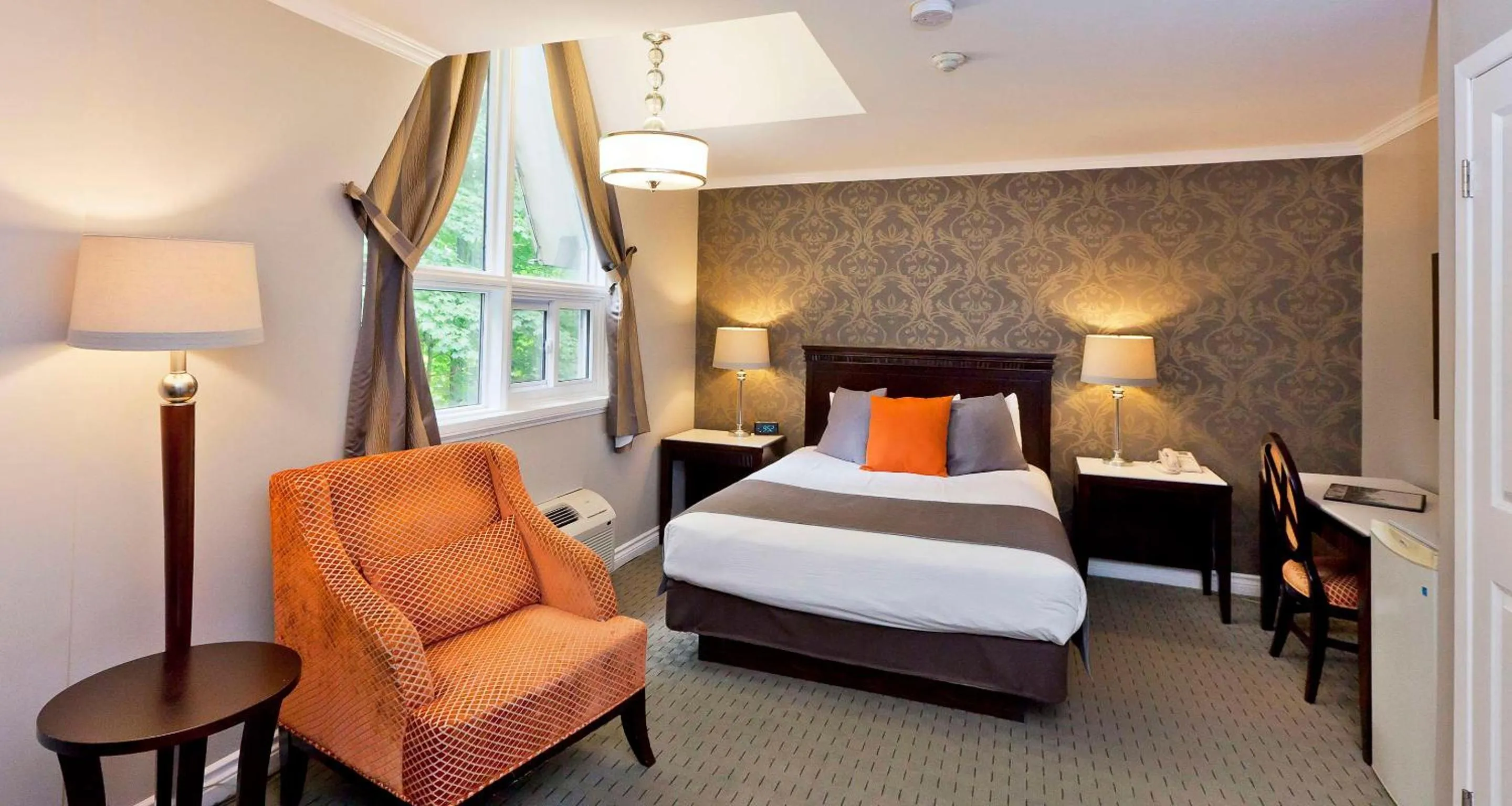 Deluxe Queen Room with Roll-In Shower - Disability Access/Non-Smoking in Elm Hurst Inn & Spa