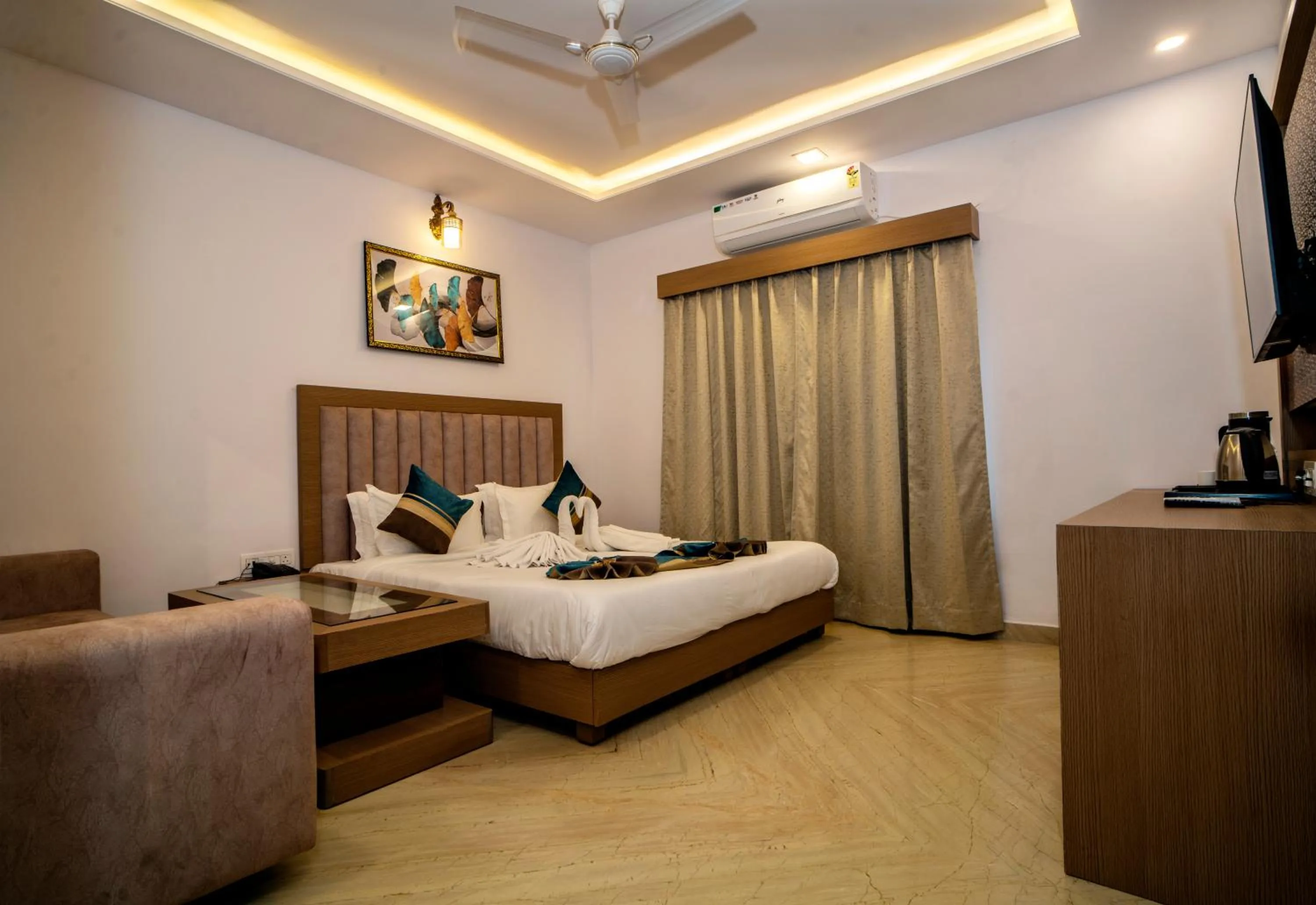 Deluxe King Room in Florence Continental Udaipur