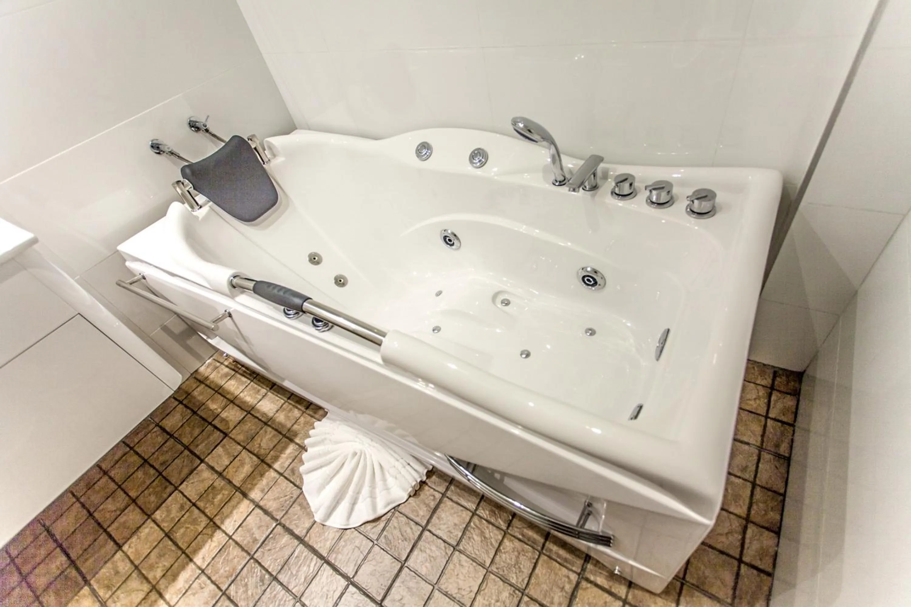 Deluxe room with Jacuzci in City View Residence