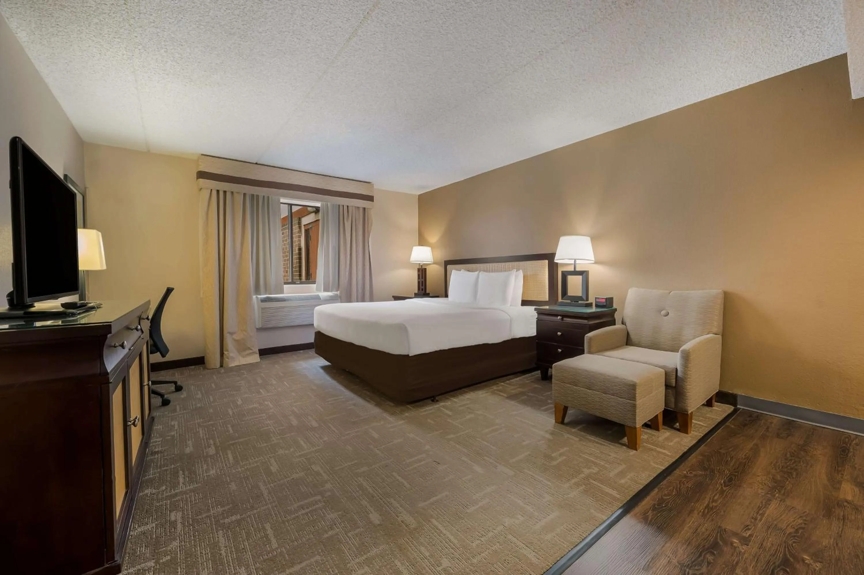 King Suite with Kitchenette - First Floor in Best Western Detroit Livonia