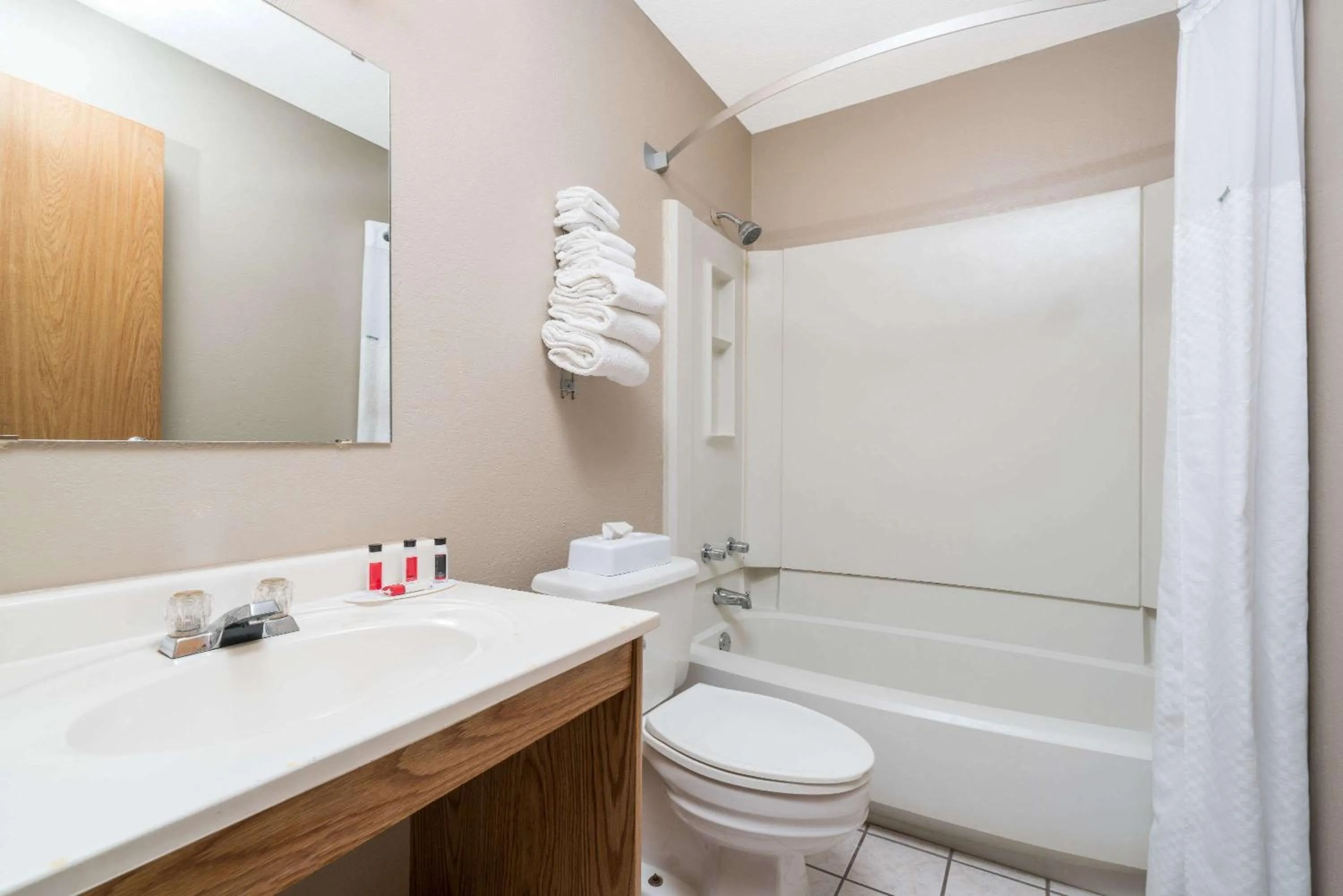 Queen Room - Non-Smoking in Super 8 by Wyndham St. Cloud