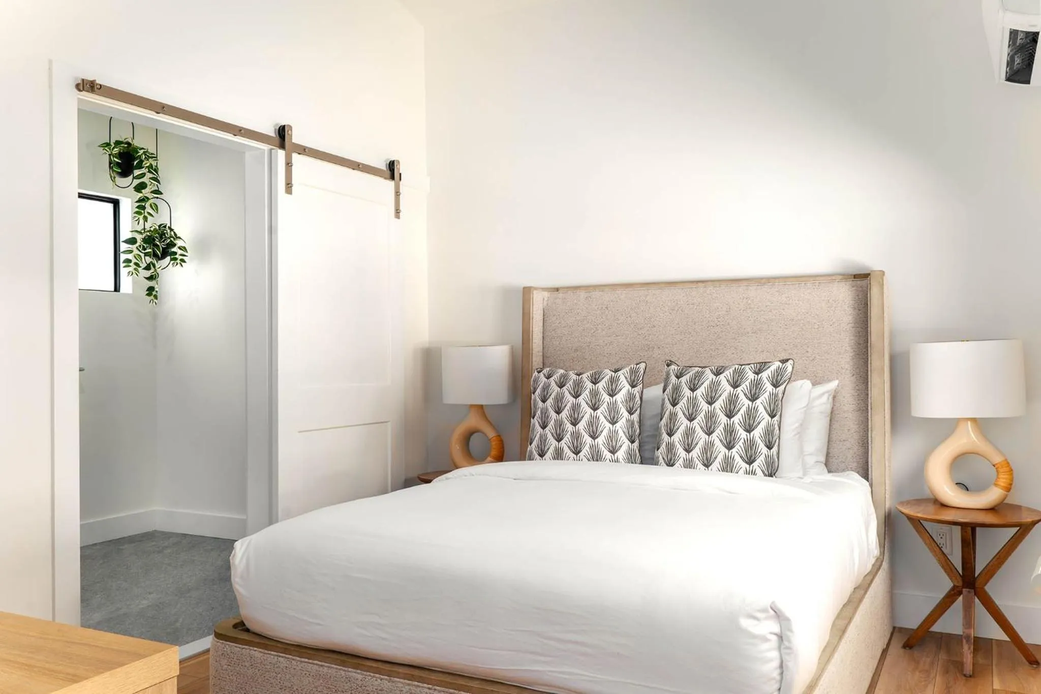 One Bedroom Queen Cottage (ADA Accessible) in Pines & Palms Resort