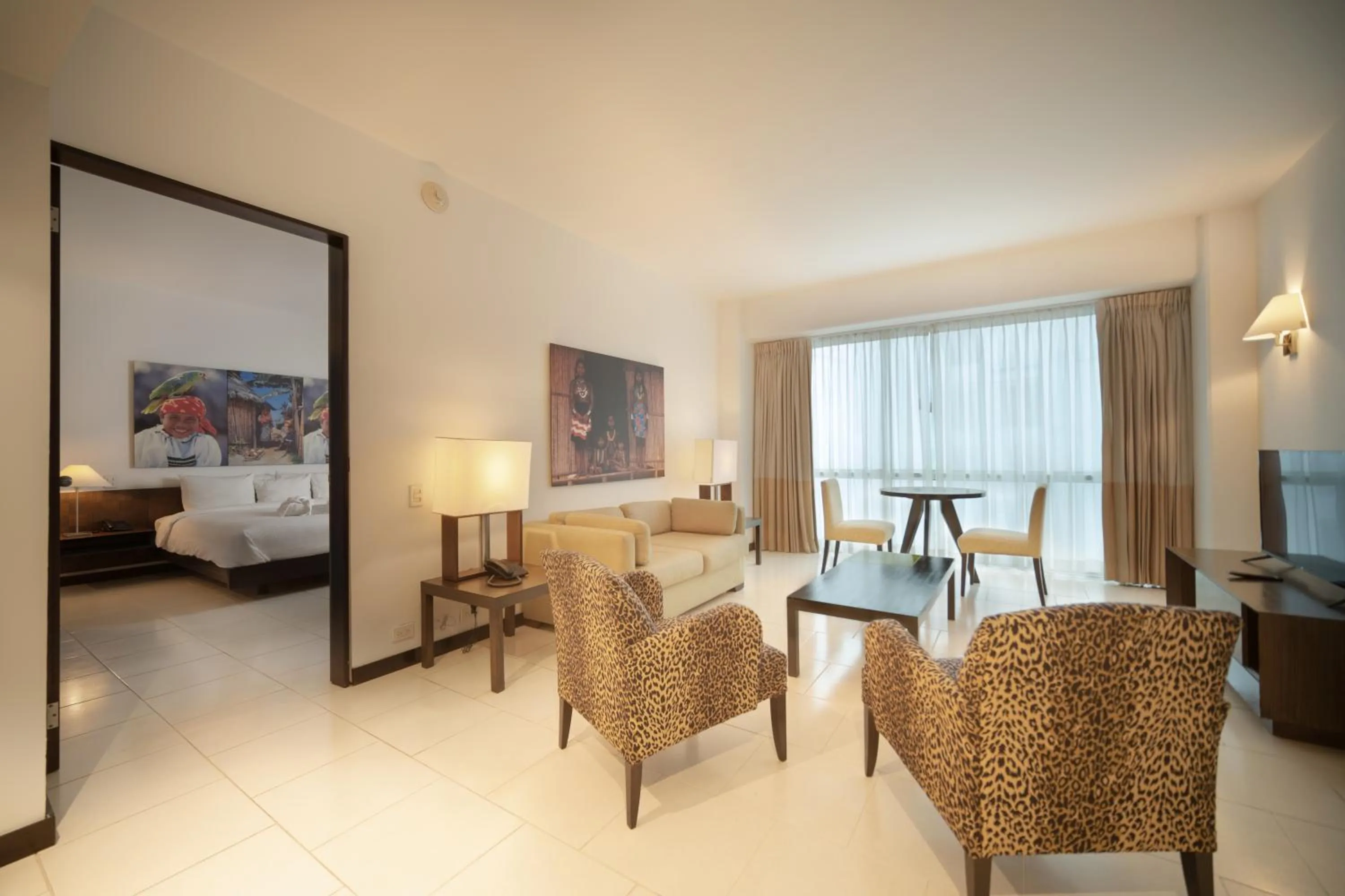 Suite Junior con Cama Extragrande in Decapolis Hotel Panama City