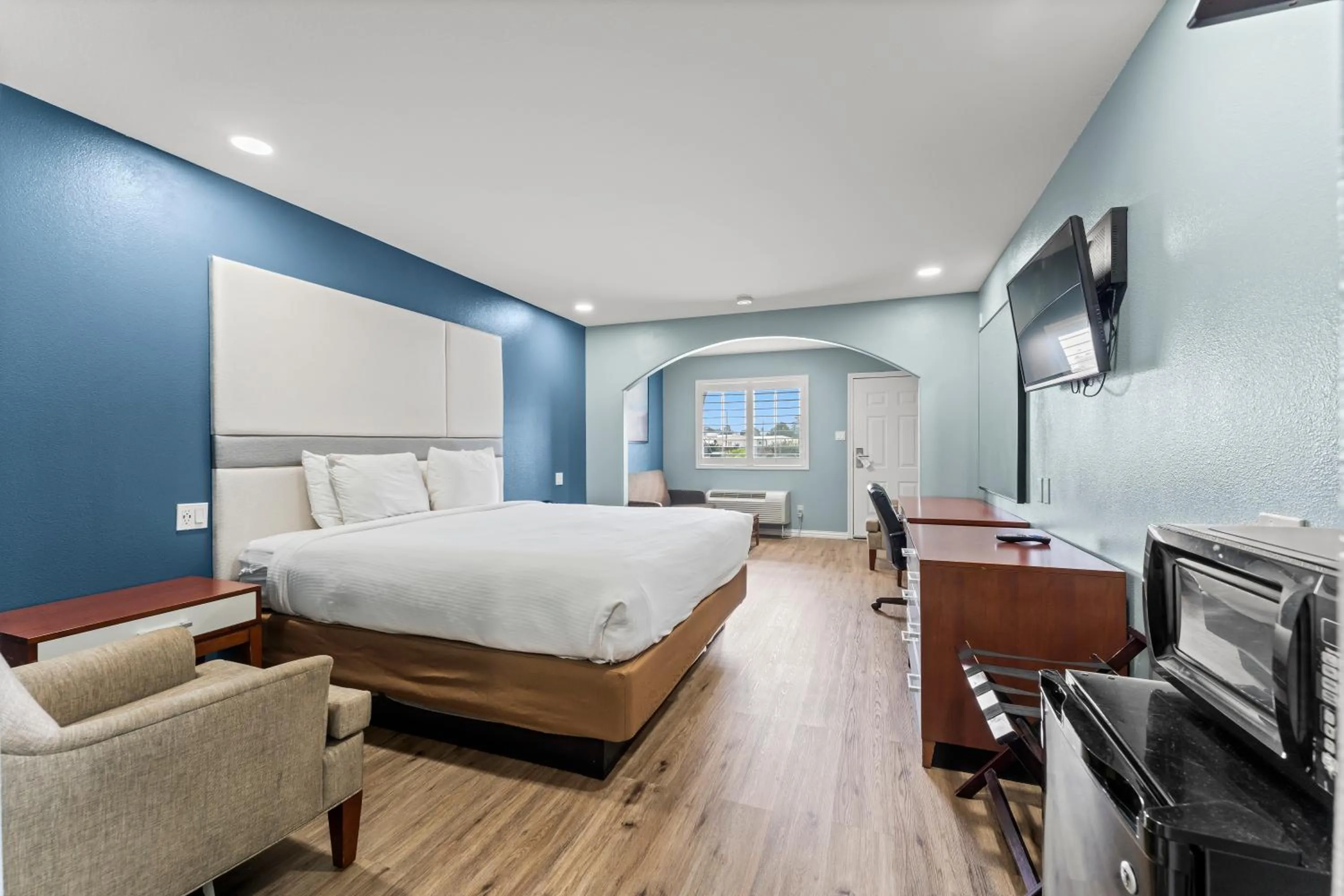 Comfort King Room in Executive Inn & Suites Magnolia