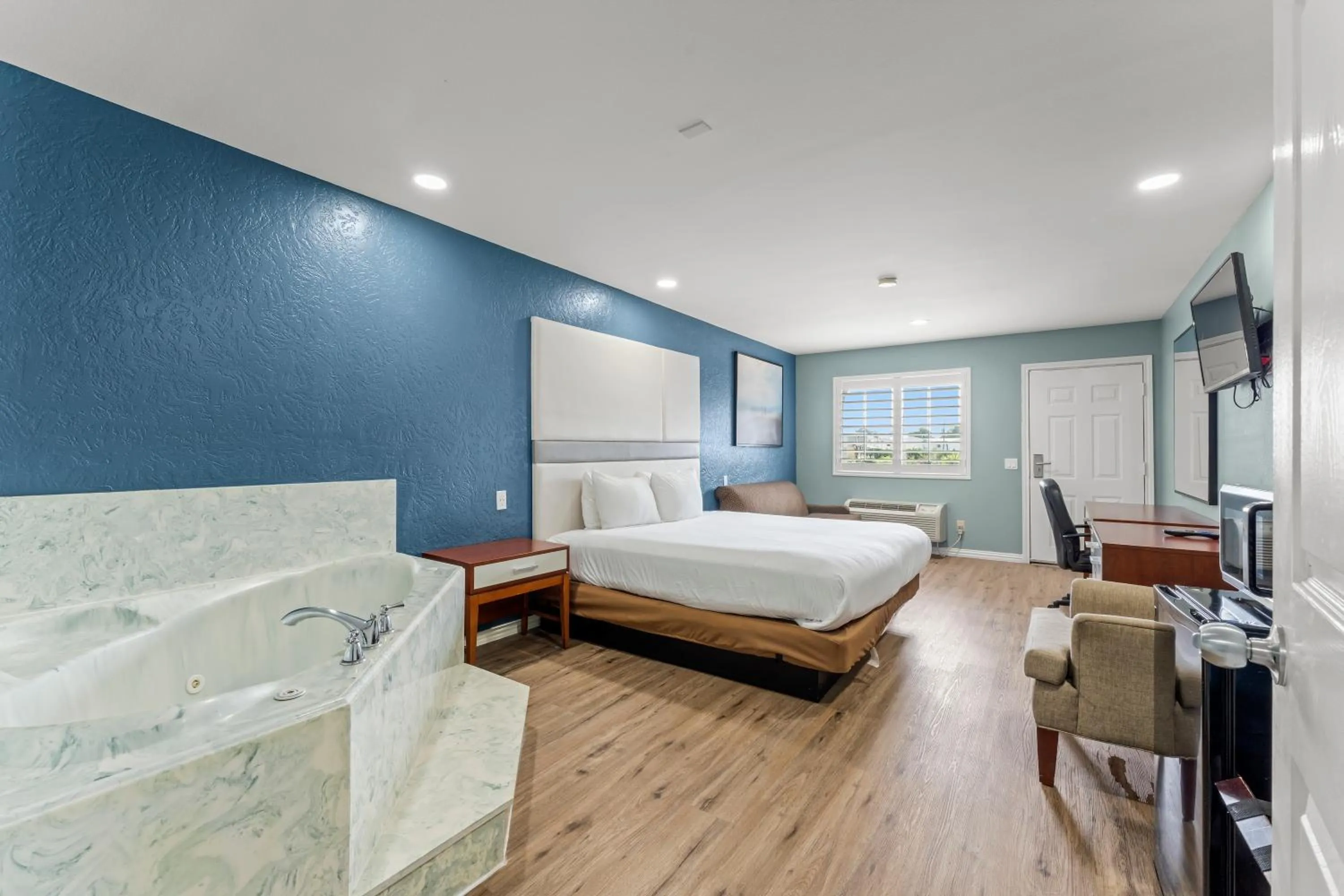 Leisure King Suite with Spa Bath in Executive Inn & Suites Magnolia