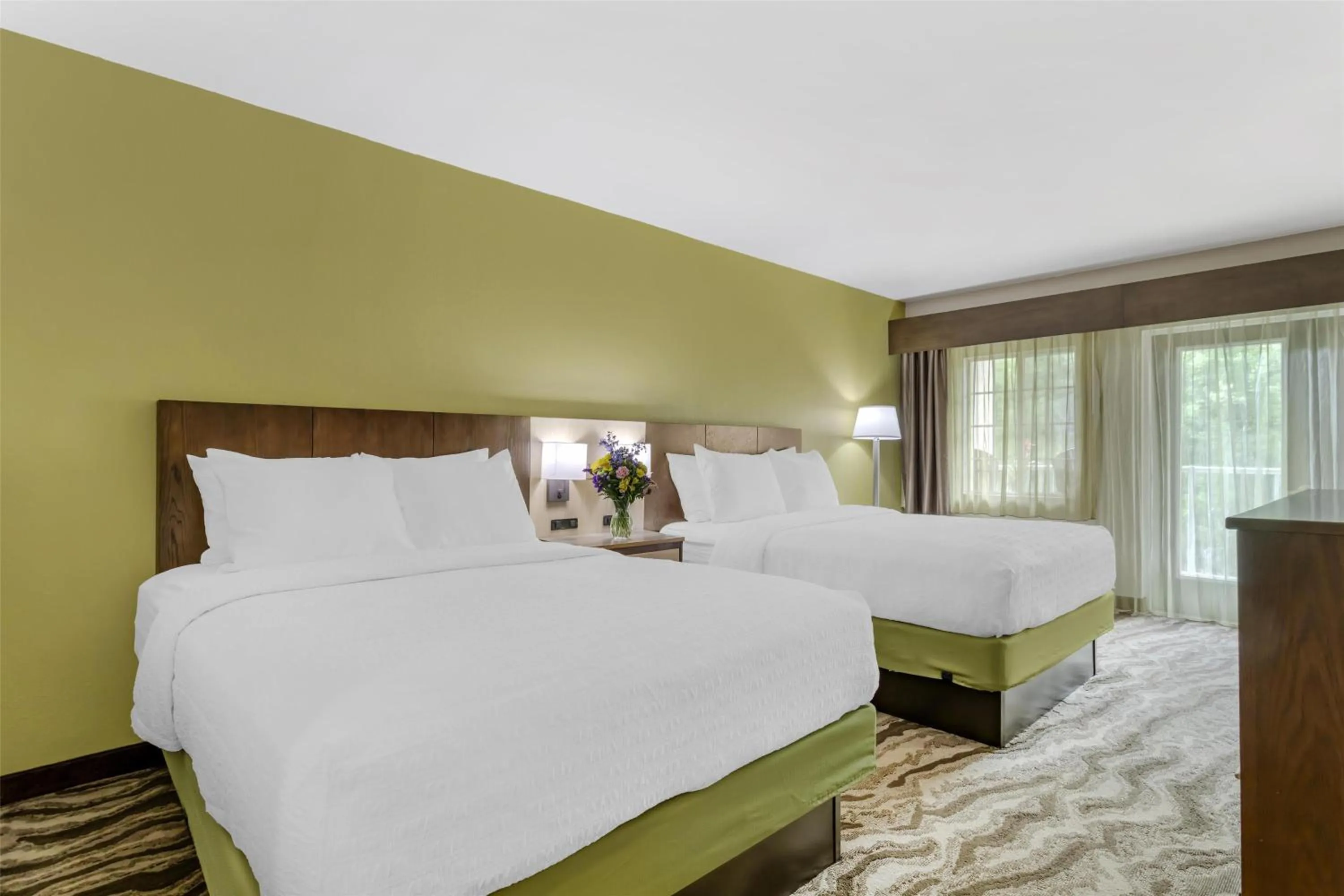 Queen Room with Balcony in Best Western Plus River Escape Sylva / Dillsboro