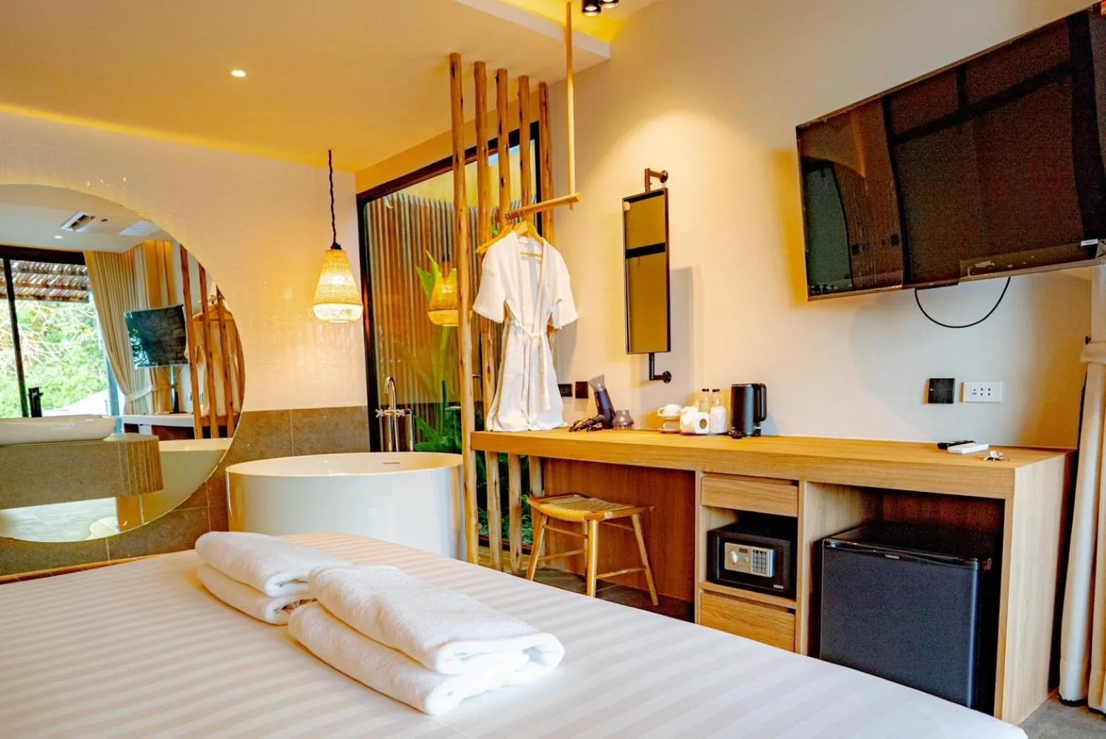 Deluxe King Room with Bath Tub in Sangthian Beach Resort