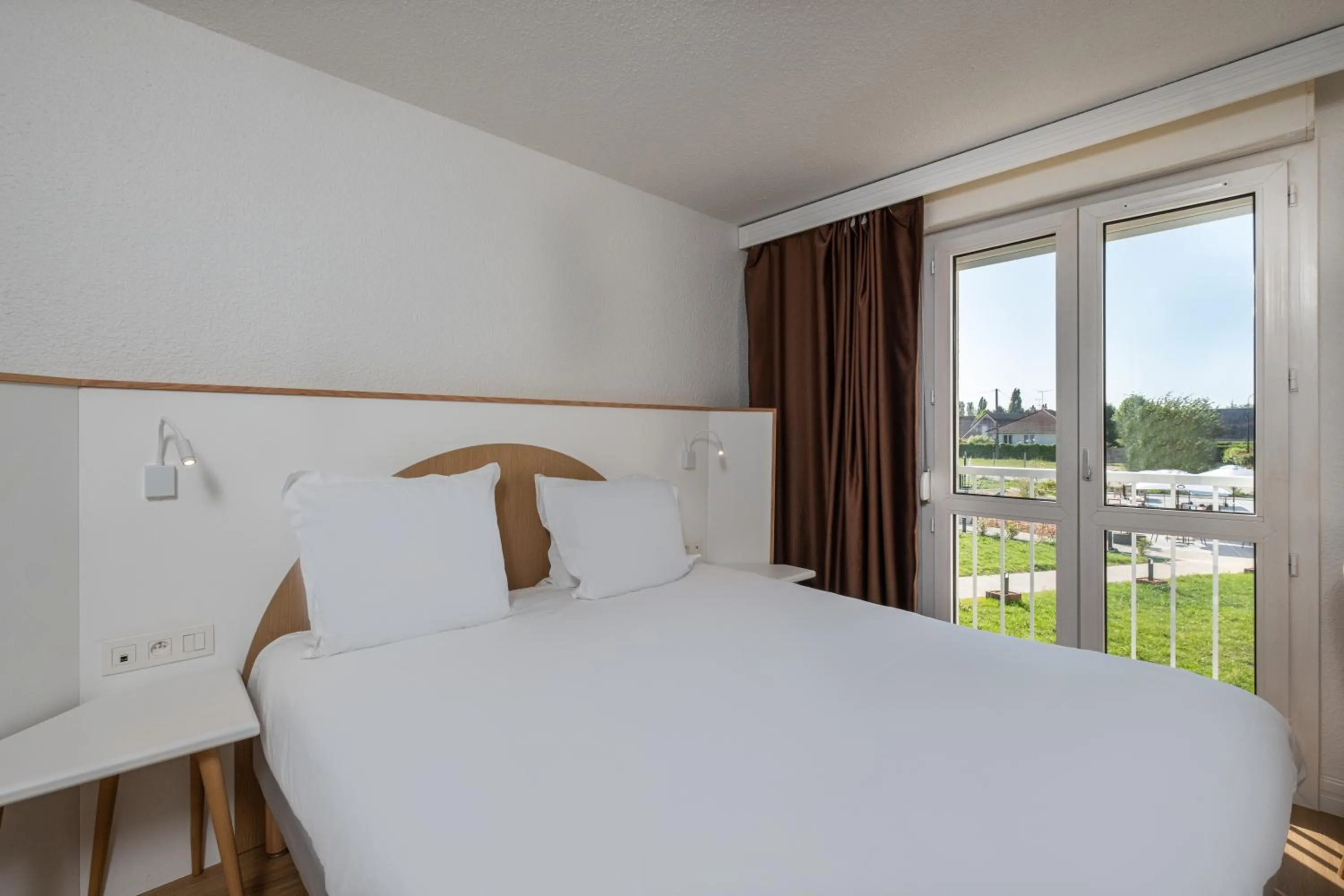 Double Room with Pool View in La Clef des Châteaux