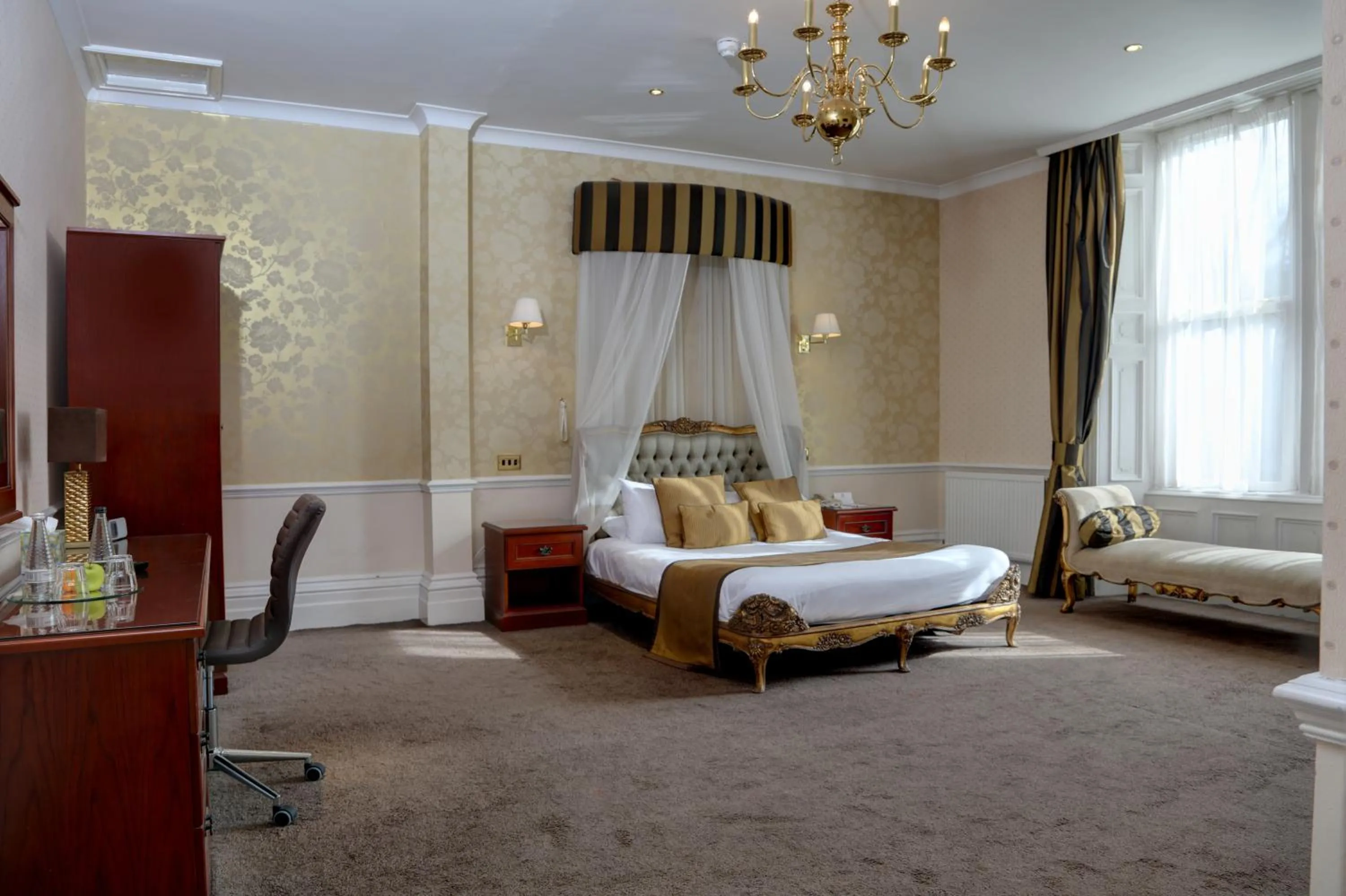 Superior King Suite in Oaks Hotel and Leisure Club