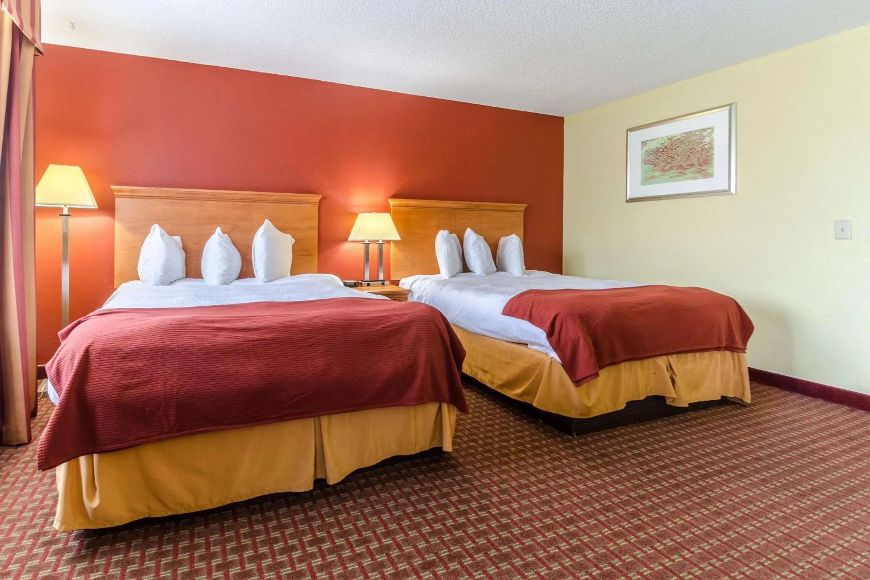 Queen Suite with Two Queen Beds in Rodeway Inn & Suites Jacksonville near Camp Lejeune