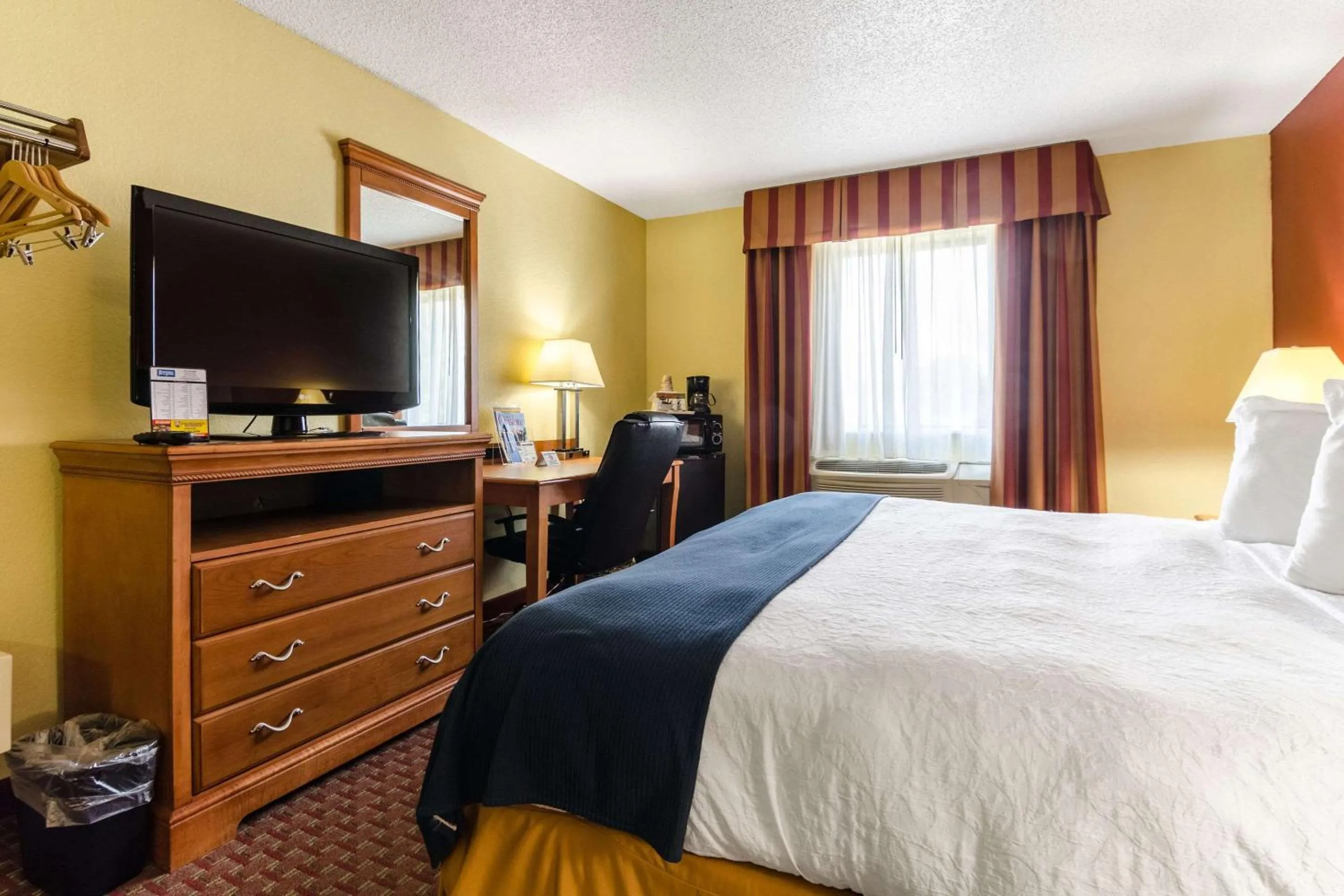 King Room - Non-Smoking in Rodeway Inn & Suites Jacksonville near Camp Lejeune