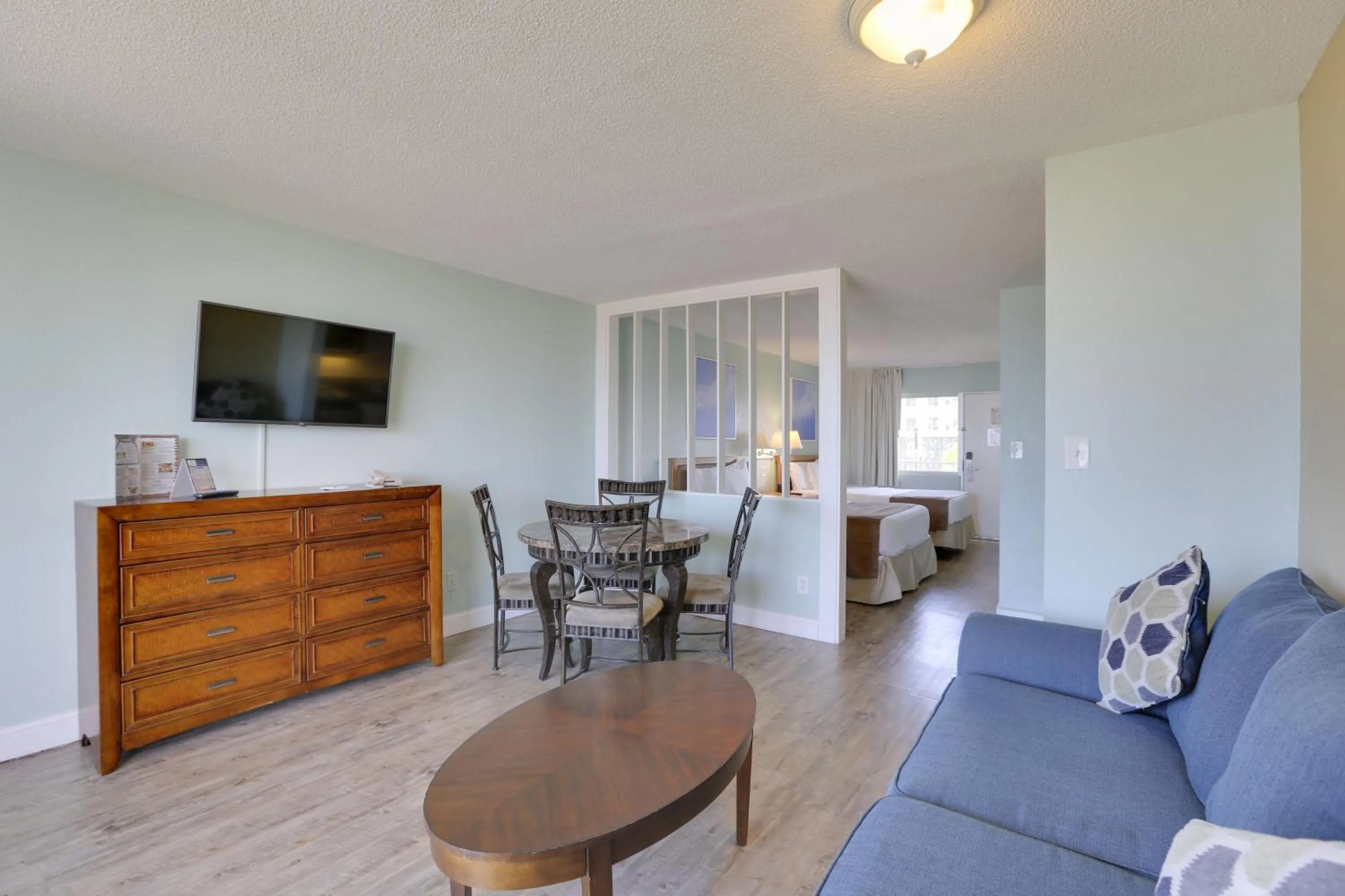 Queen Suite with Sofa Bed - Non-Smoking in The Beachview Inn Clearwater Beach