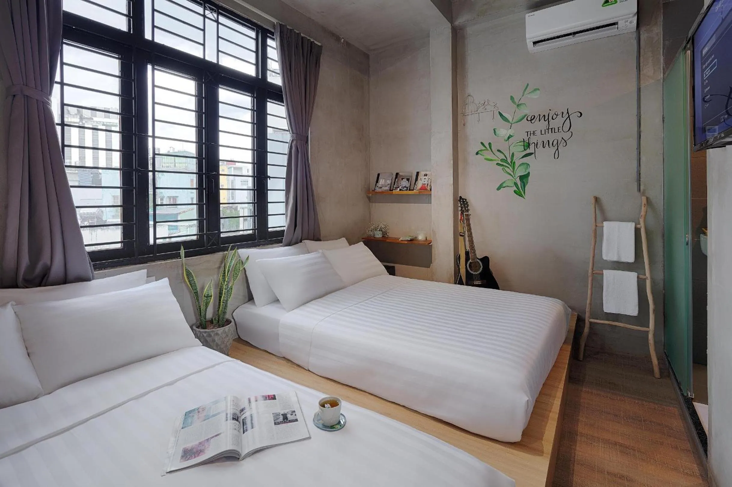 Deluxe Twin Room in 9 Hostel and Bar
