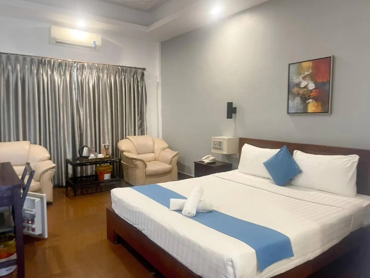 Deluxe King  Room in Best Central Point Hotel