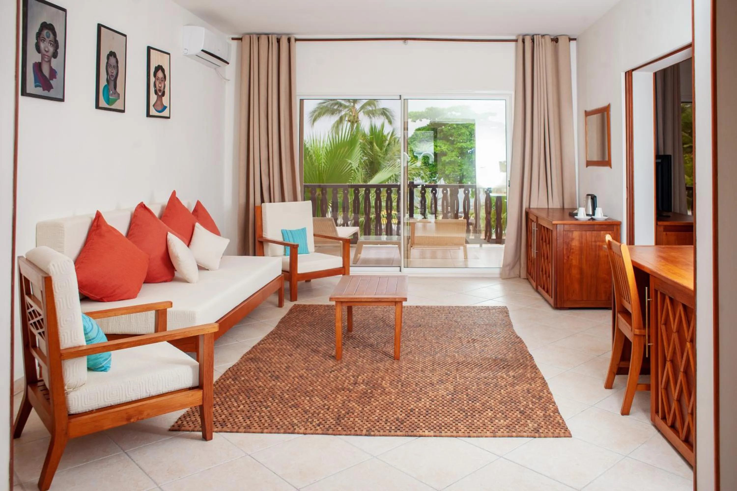 Suite with Sea View in Royal Beach Hôtel