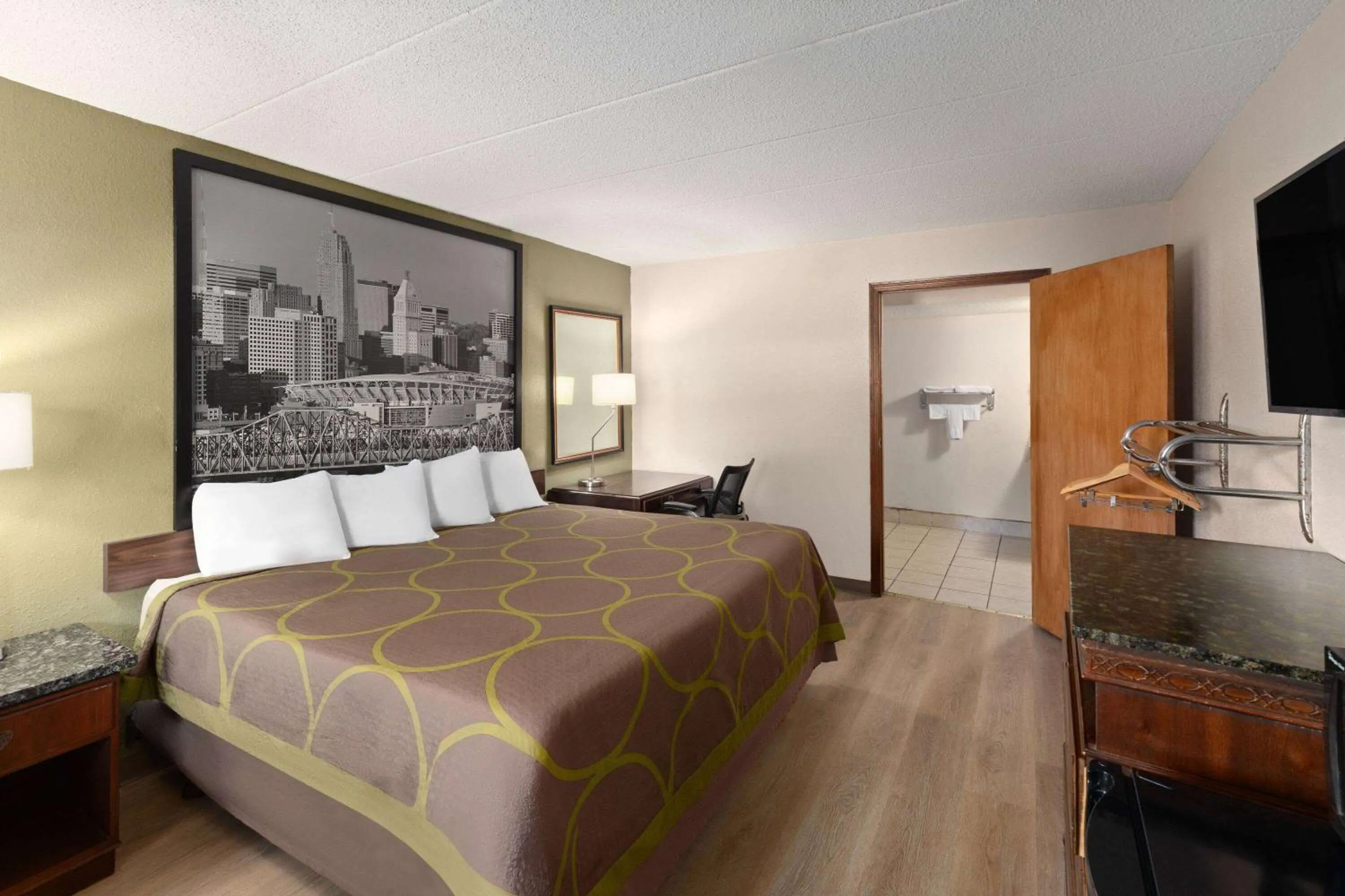 King Room - Disability Access - Non-Smoking in Super 8 by Wyndham Fort Mitchell Cincinnati Area