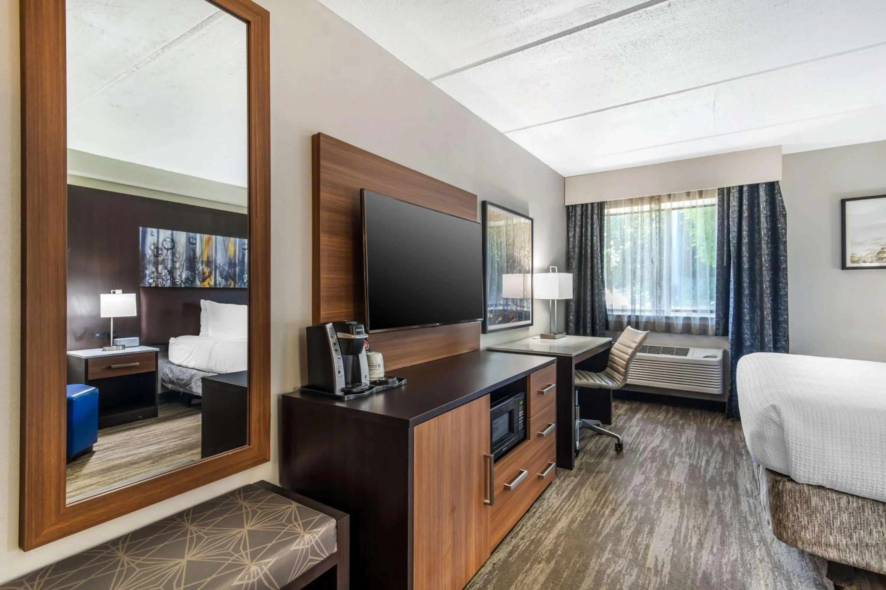 King Room - Disability Access in Best Western Atlanta-Marietta Ballpark Hotel