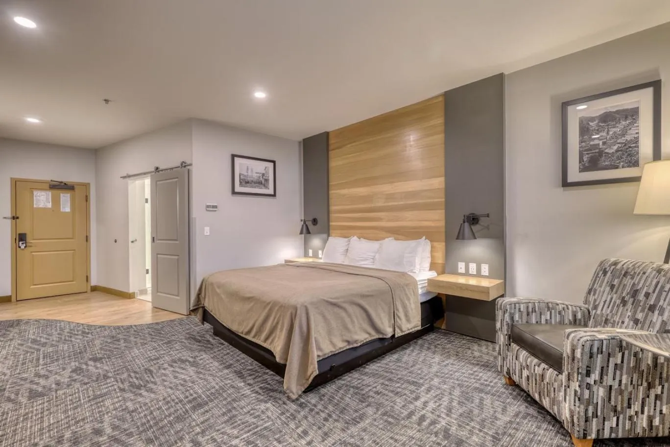 Standard King Room in The Lodge at Deadwood