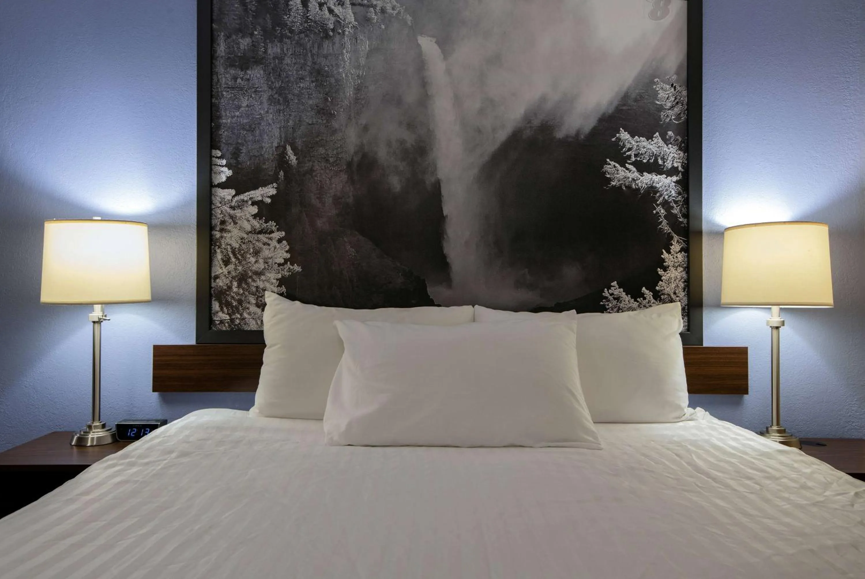 Queen Room - Disability Access/Non-Smoking in Super 8 by Wyndham Kamloops On The Hill