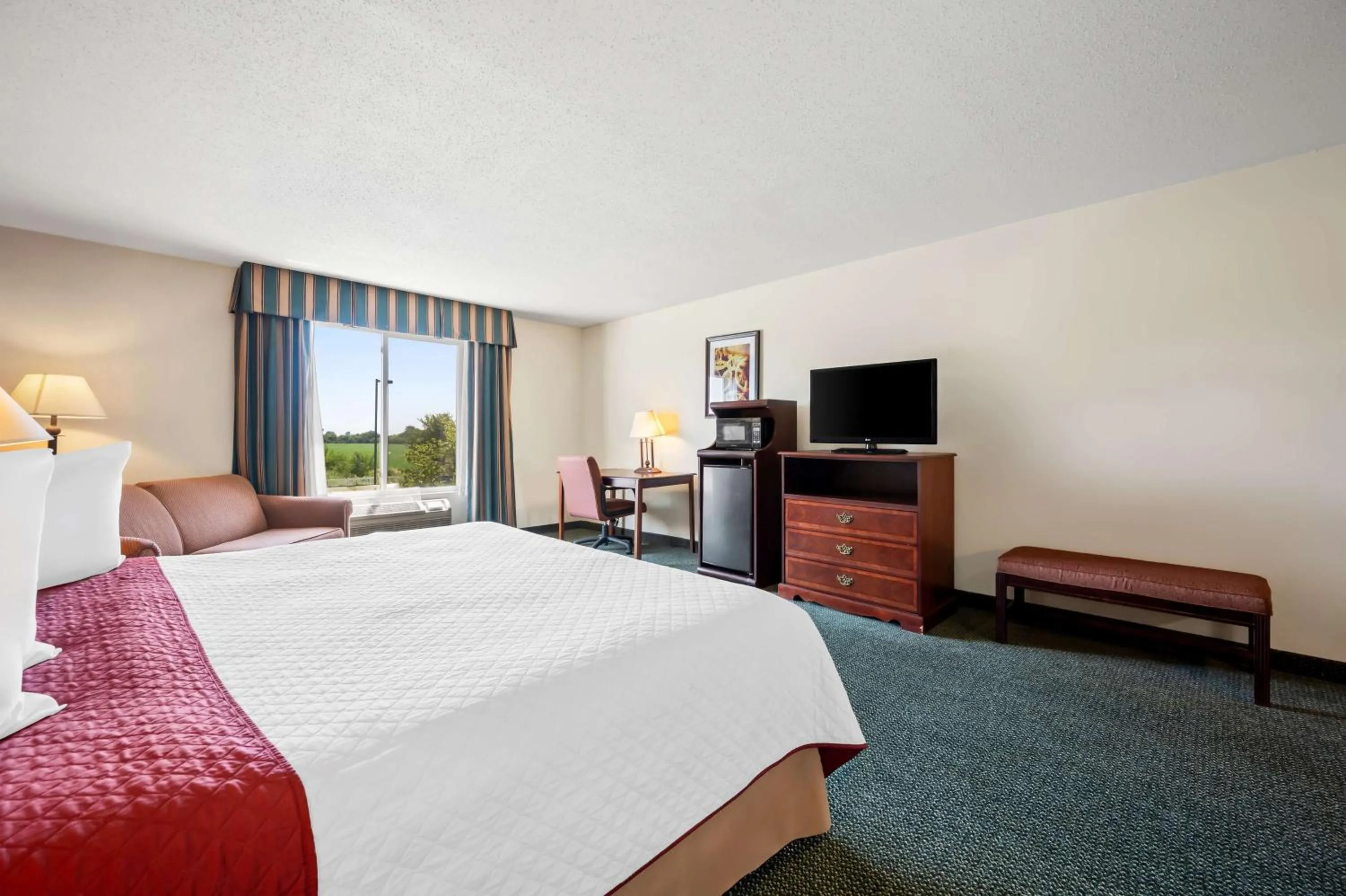 King Room with Sofa in Best Western Annawan Inn