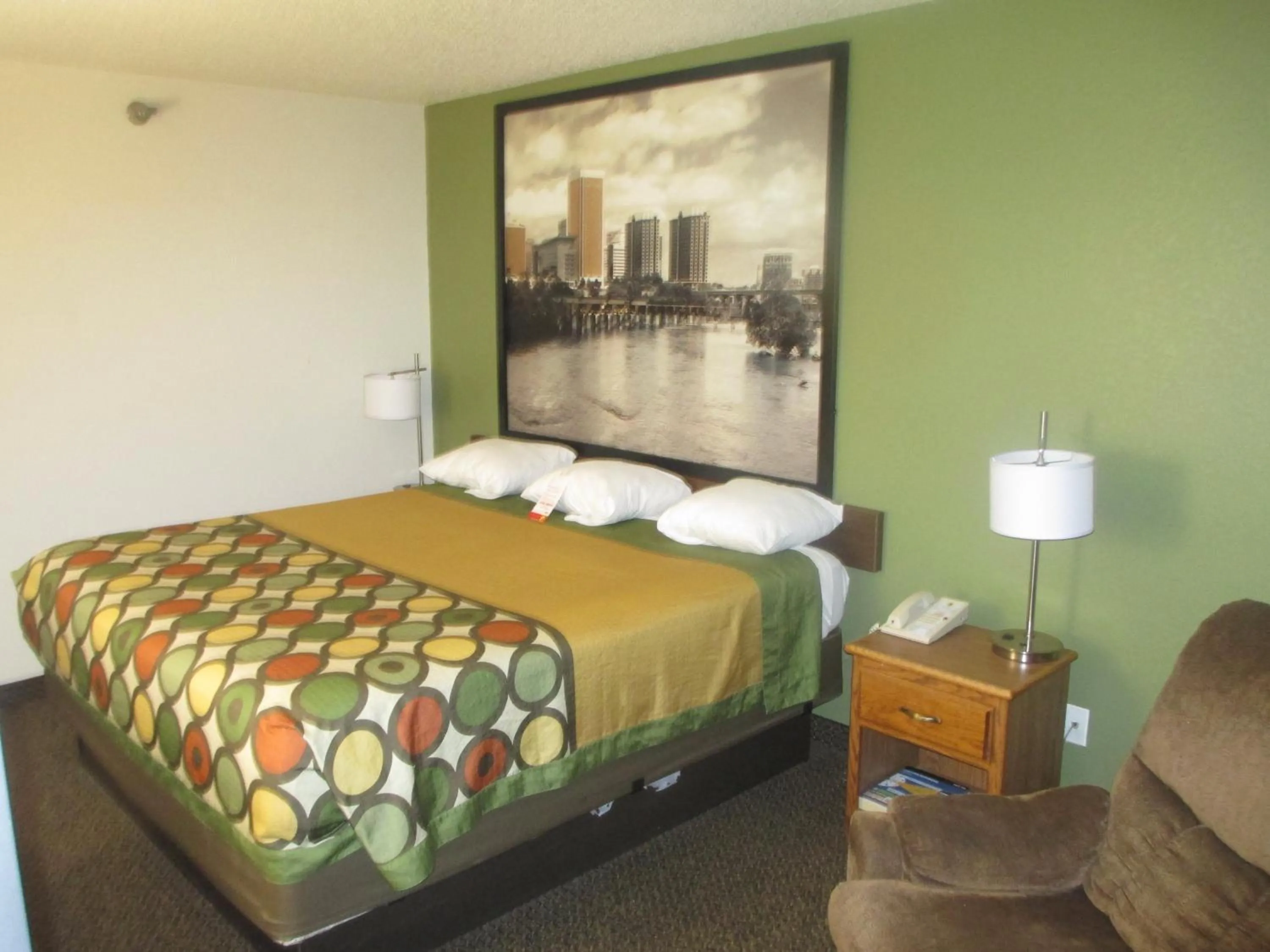 King Room - Non-Smoking in Super 8 by Wyndham Richmond/Chamberlayne Rd