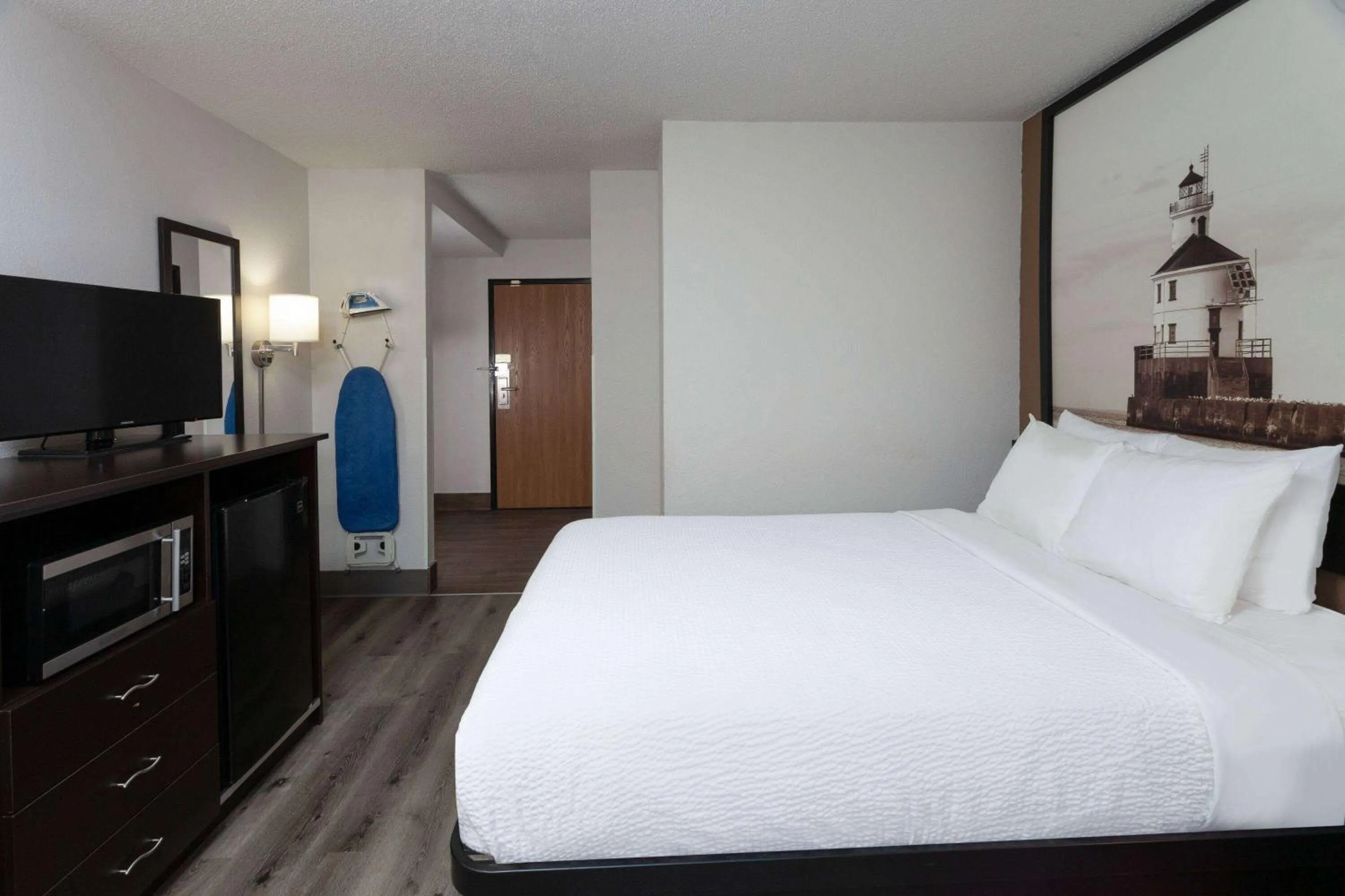 Queen Room - Non-Smoking in Super 8 by Wyndham Wausau