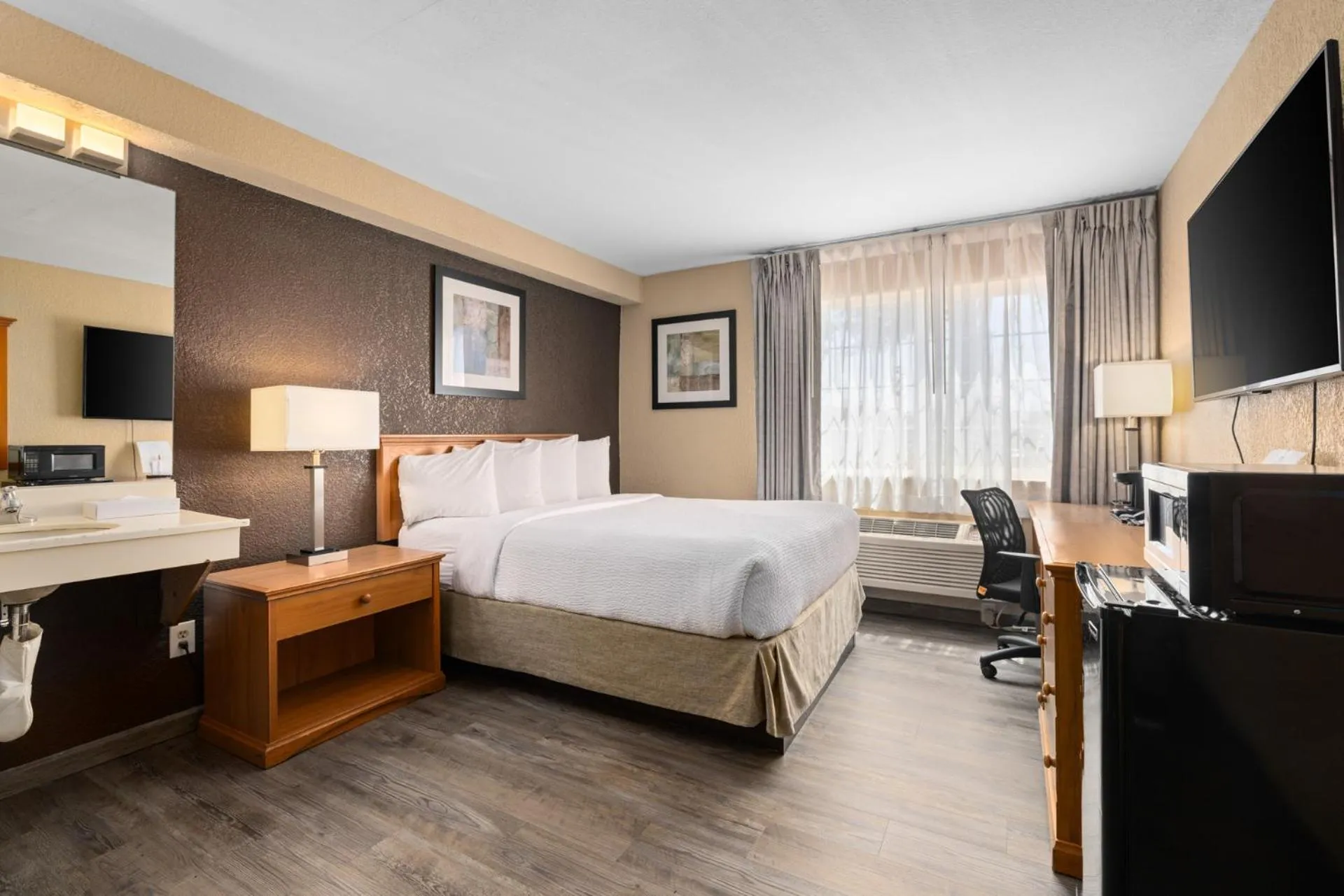 Queen Room with Mobility/Hearing Access - Non-Smoking in Ramada by Wyndham Portland