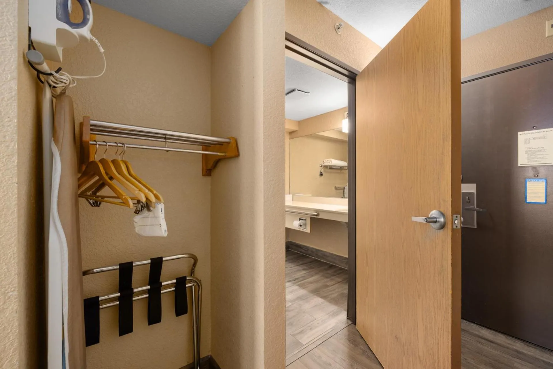 King Room with Mobility/Hearing Impaired Access - Non-Smoking in Ramada by Wyndham Portland