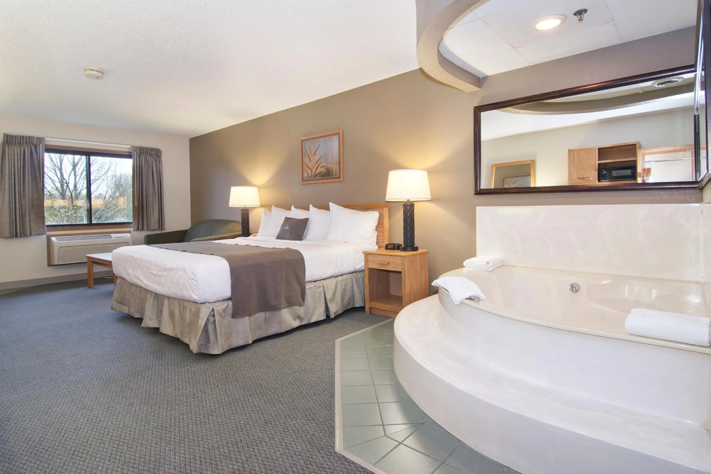 Suite with Hot Tub in Boarders Inn & Suites by Cobblestone Hotels - Faribault