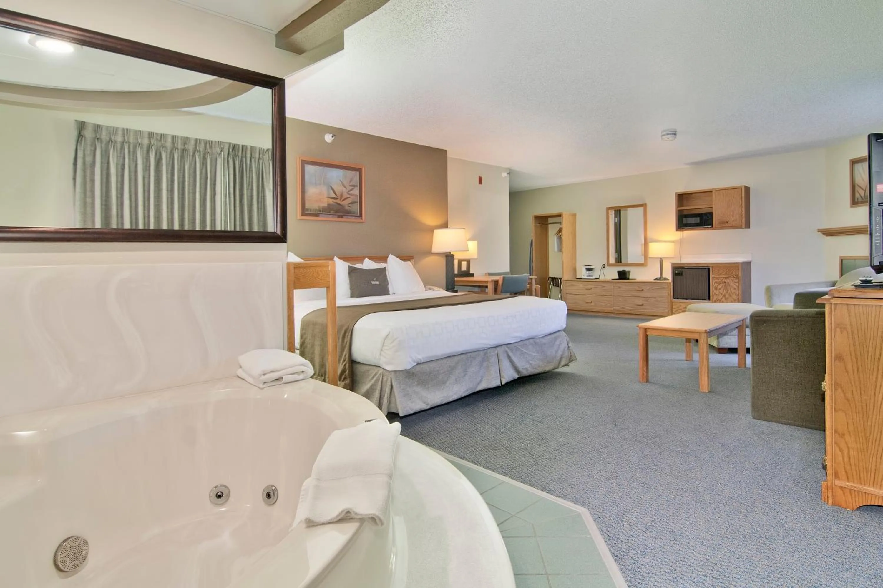 Deluxe King Suite in Boarders Inn & Suites by Cobblestone Hotels - Faribault
