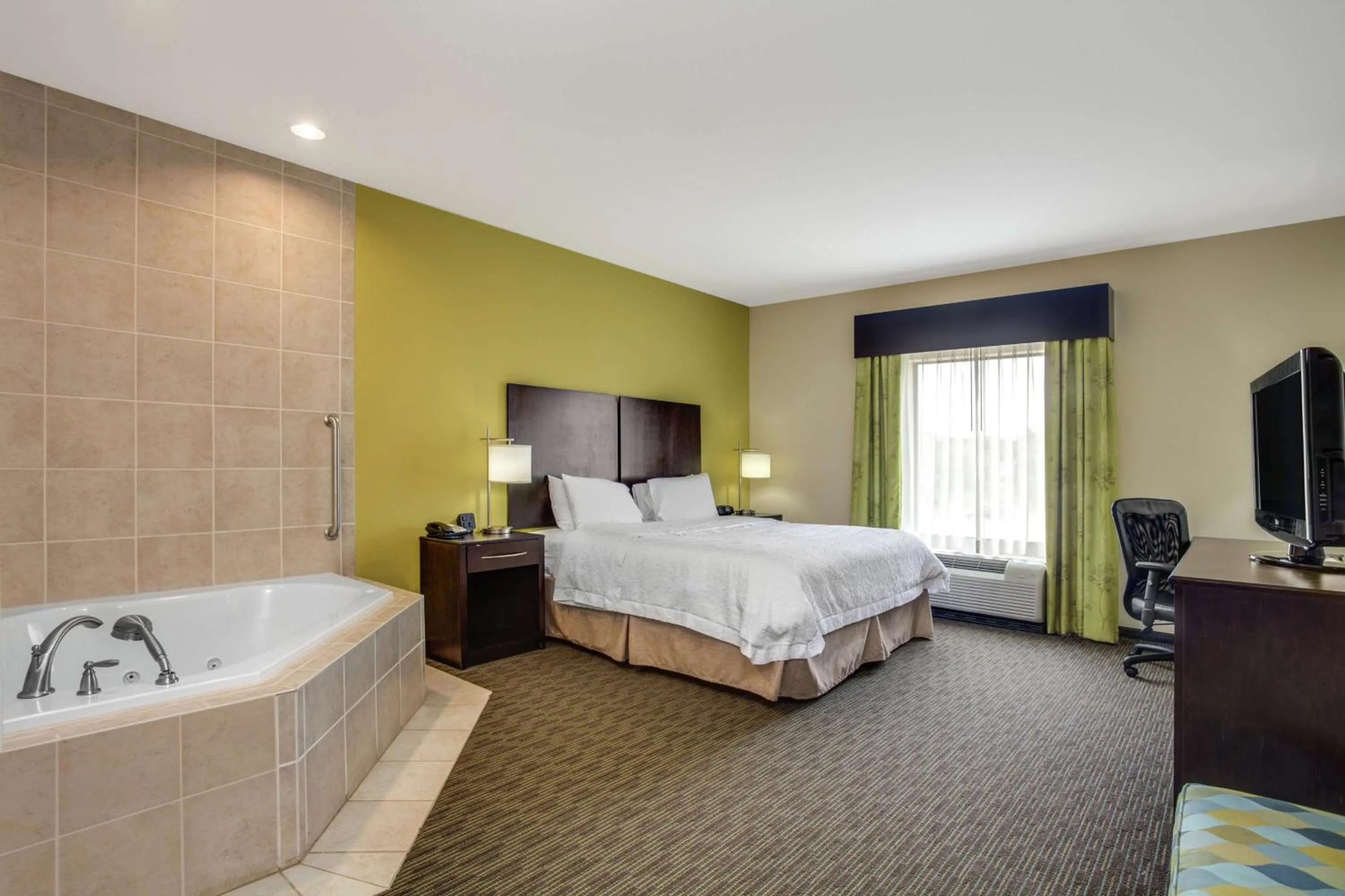 King Room with Whirlpool - Non-Smoking in Hampton Inn Ozark