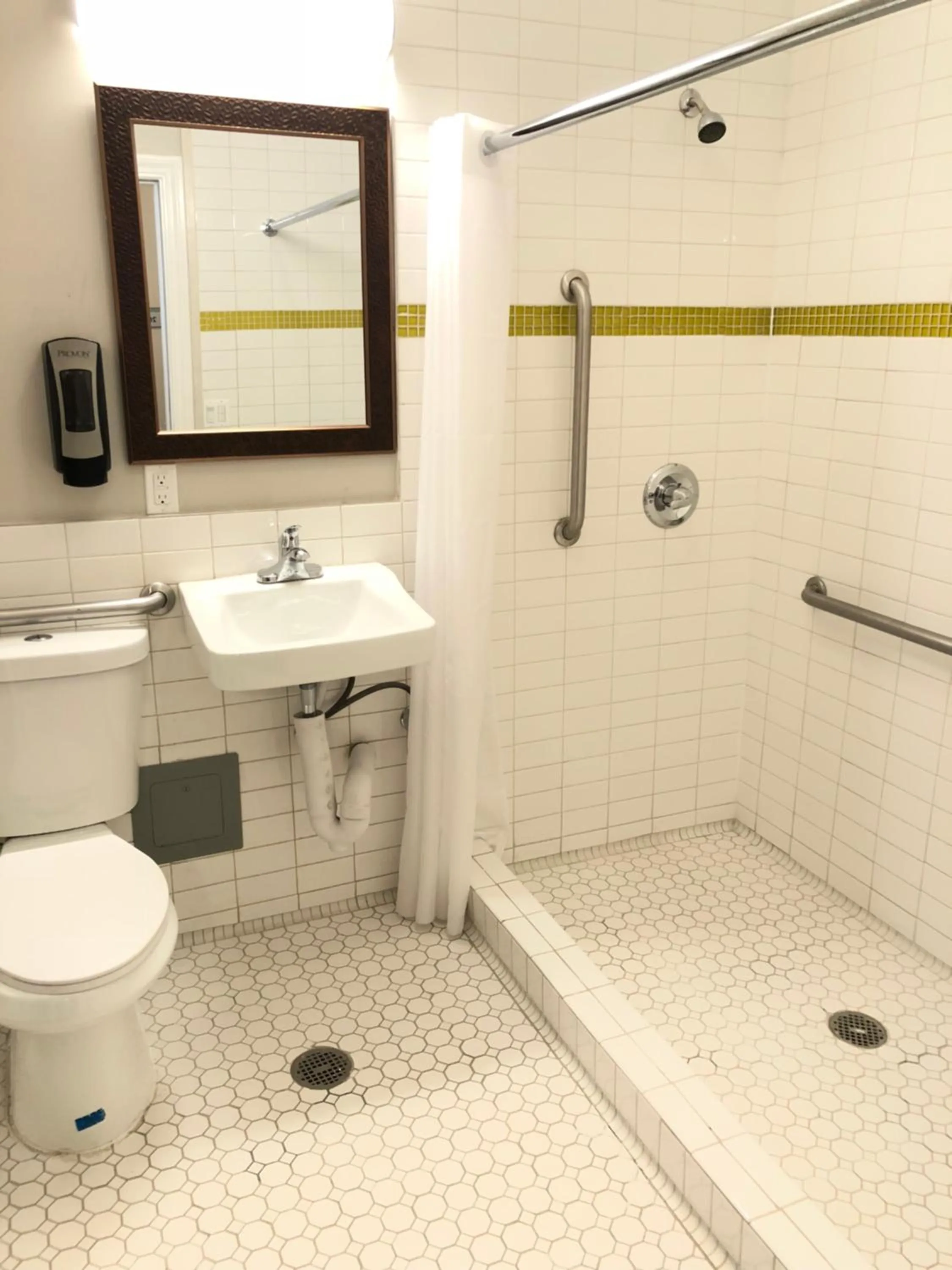 Queen Room with Shared Bathroom in Bay Hotel