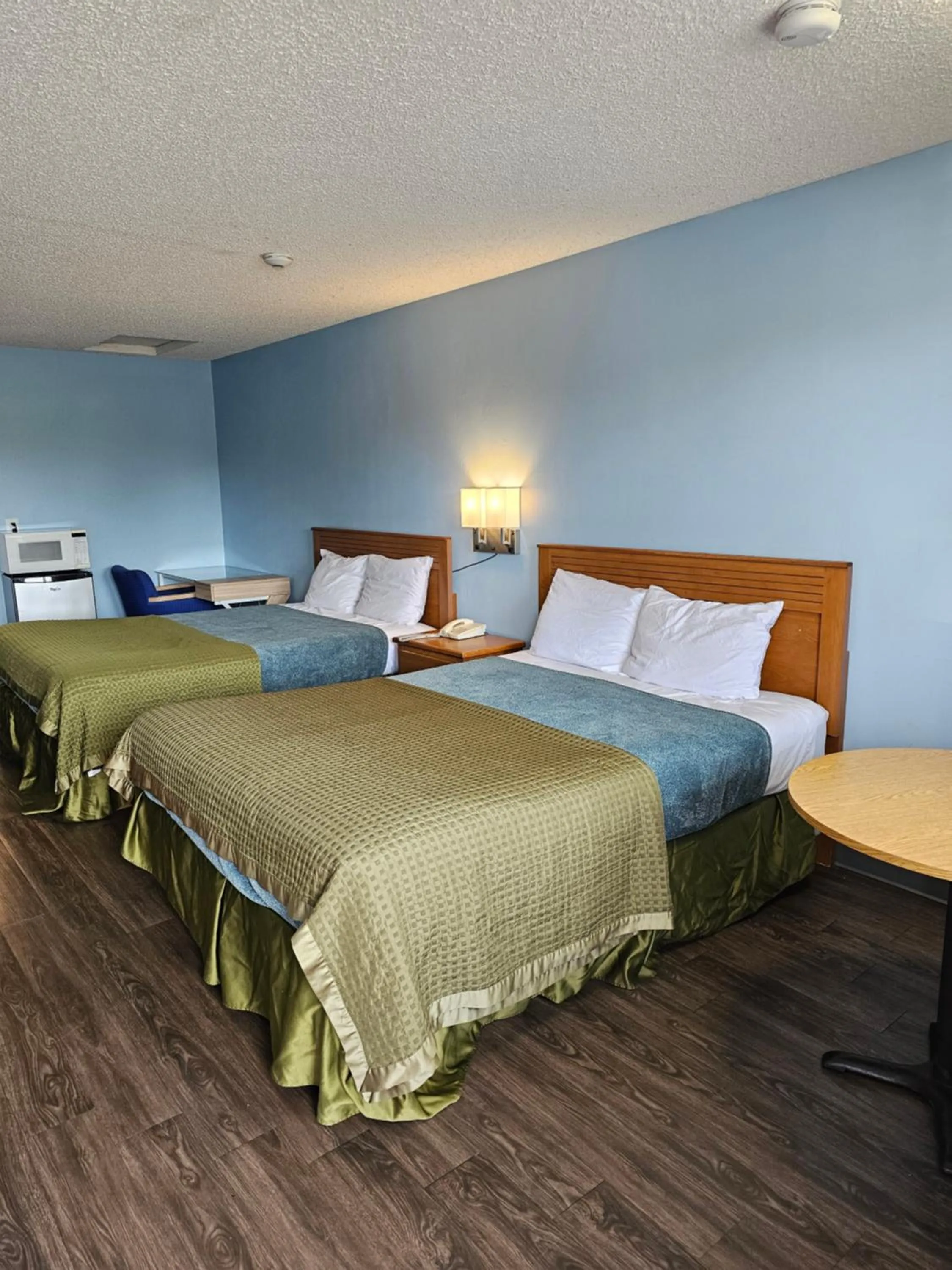 Queen Room with Two Queen Beds - Non-Smoking in Sumner Motor Inn