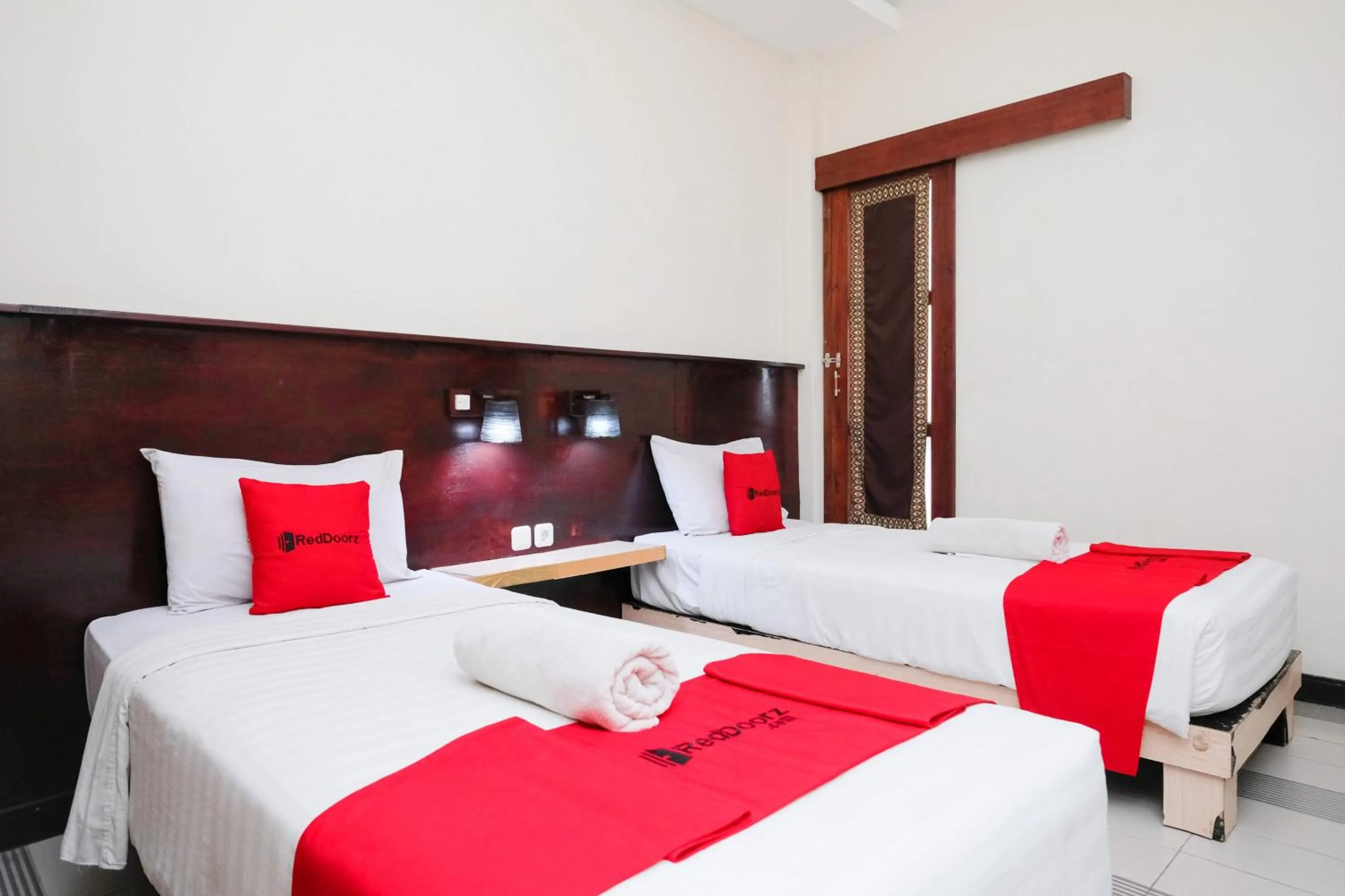 Deluxe Twin Room in RedDoorz near Legian Street