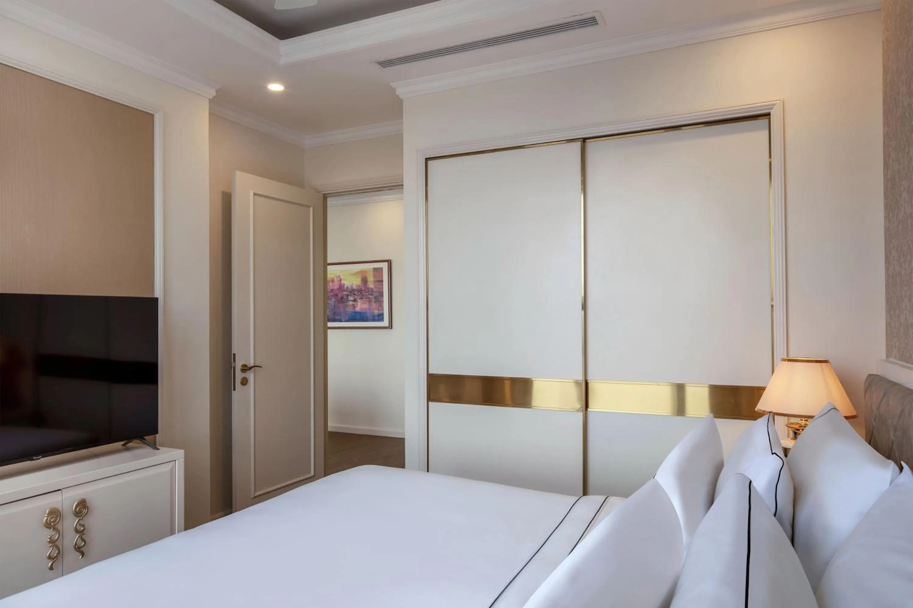 Suite Panoramic Riverview with Balcony and Bathtub in Meliá Vinpearl Danang Riverfront