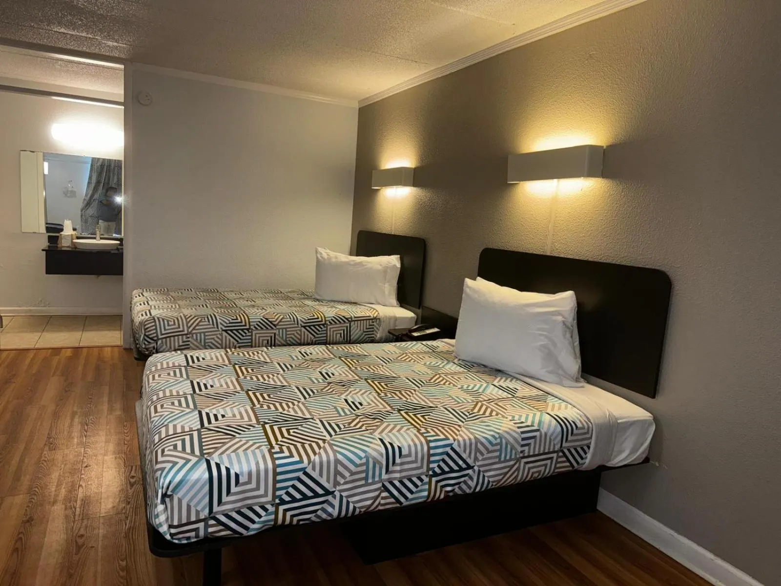 Quadruple Room - Disability Access - Roll in Shower in Motel 6-Tifton, GA