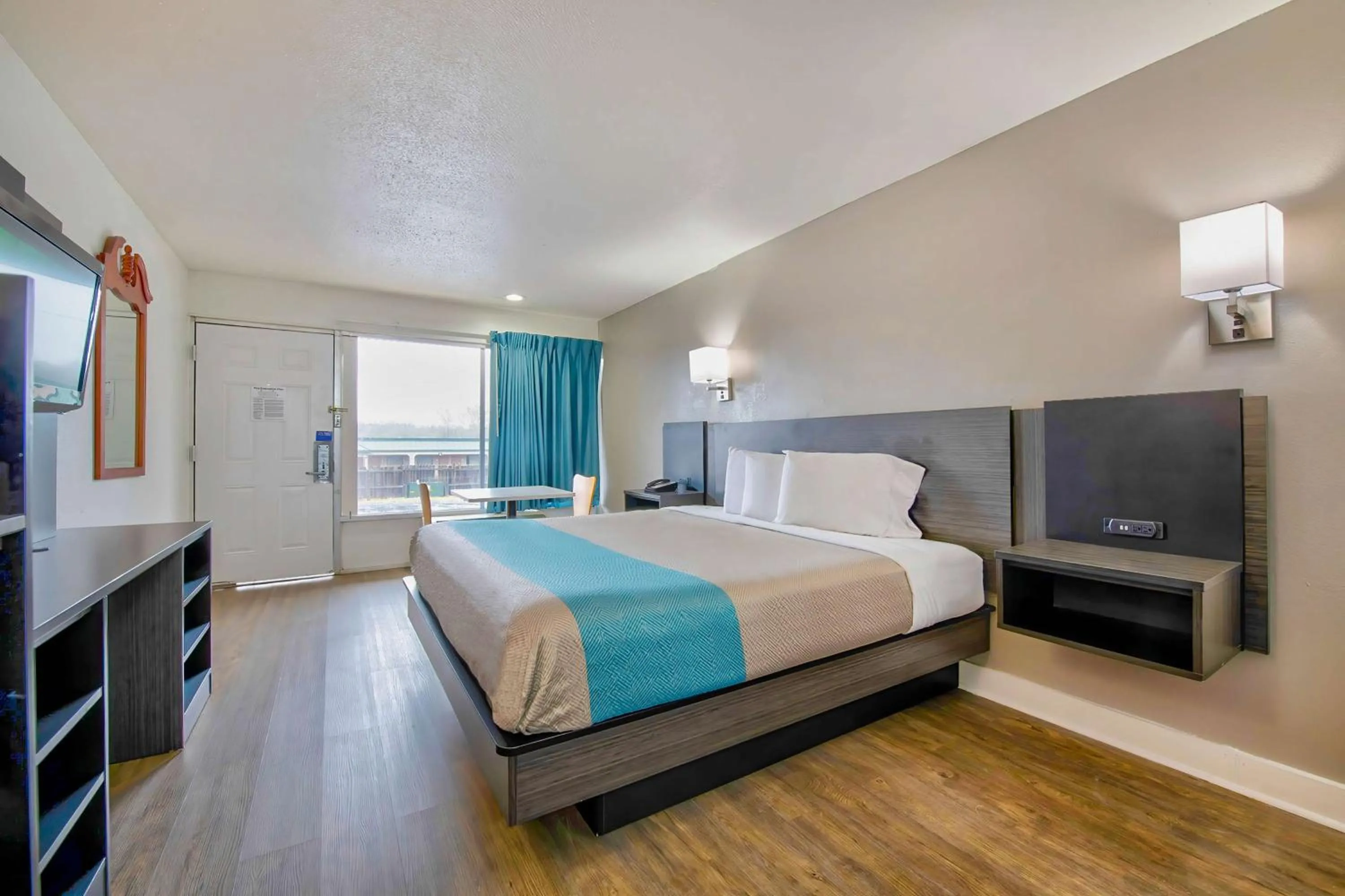 Deluxe King Room - Non-Smoking in Motel 6 Byron, Ga