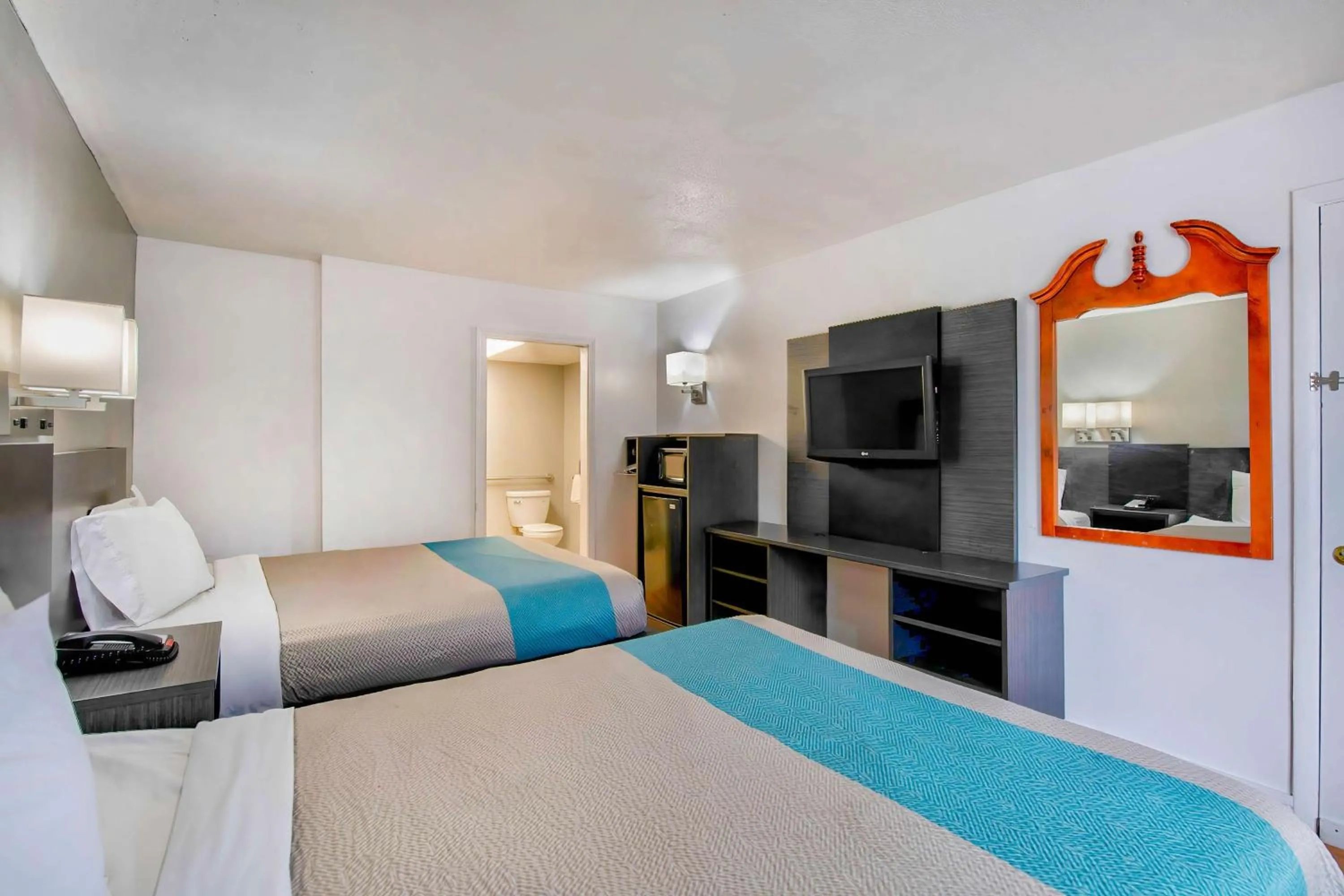 Deluxe Queen Room with Two Queen Beds - Non-Smoking in Motel 6 Byron, Ga