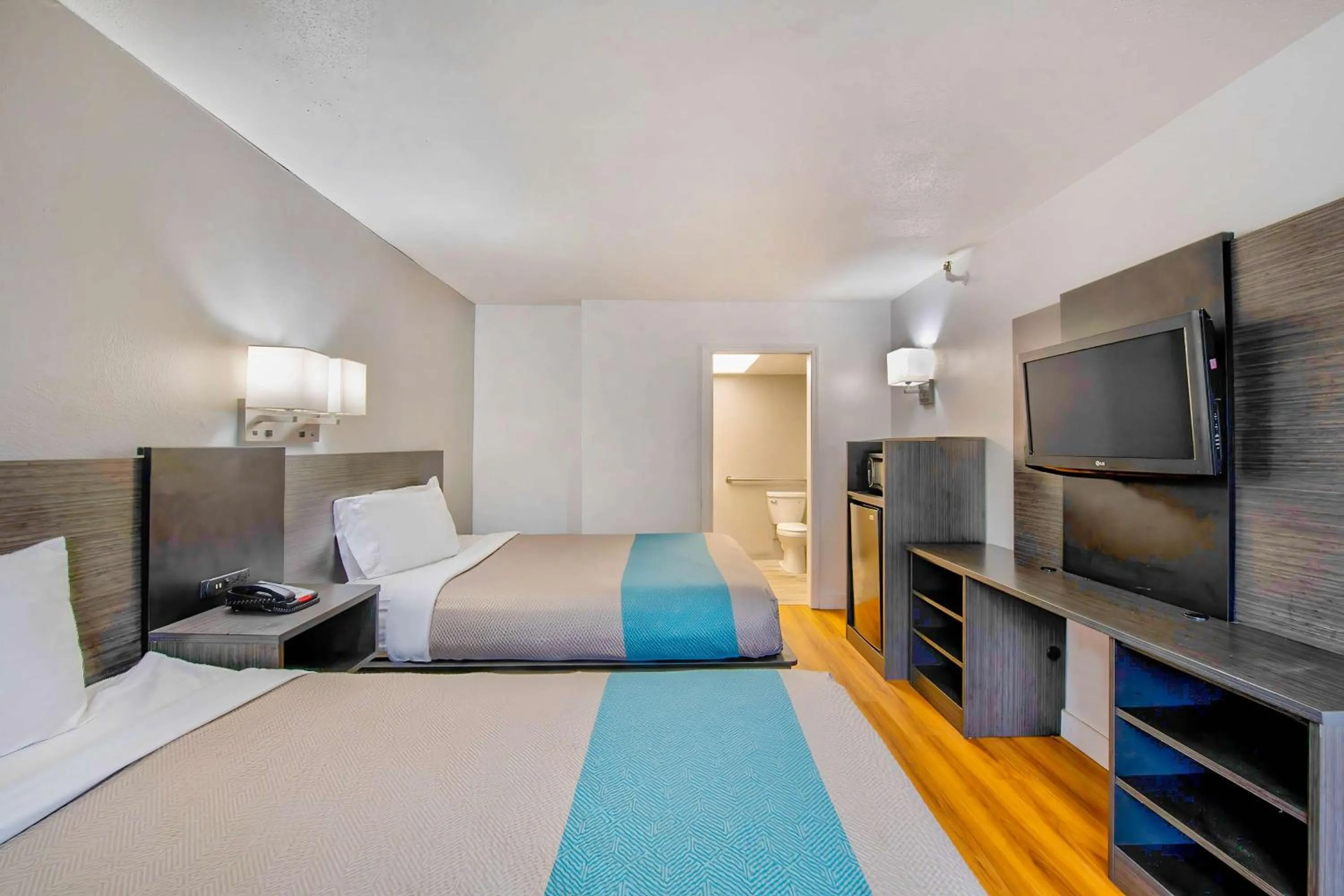 Deluxe Queen Room with Two Queen Beds - Smoking in Motel 6 Byron, Ga