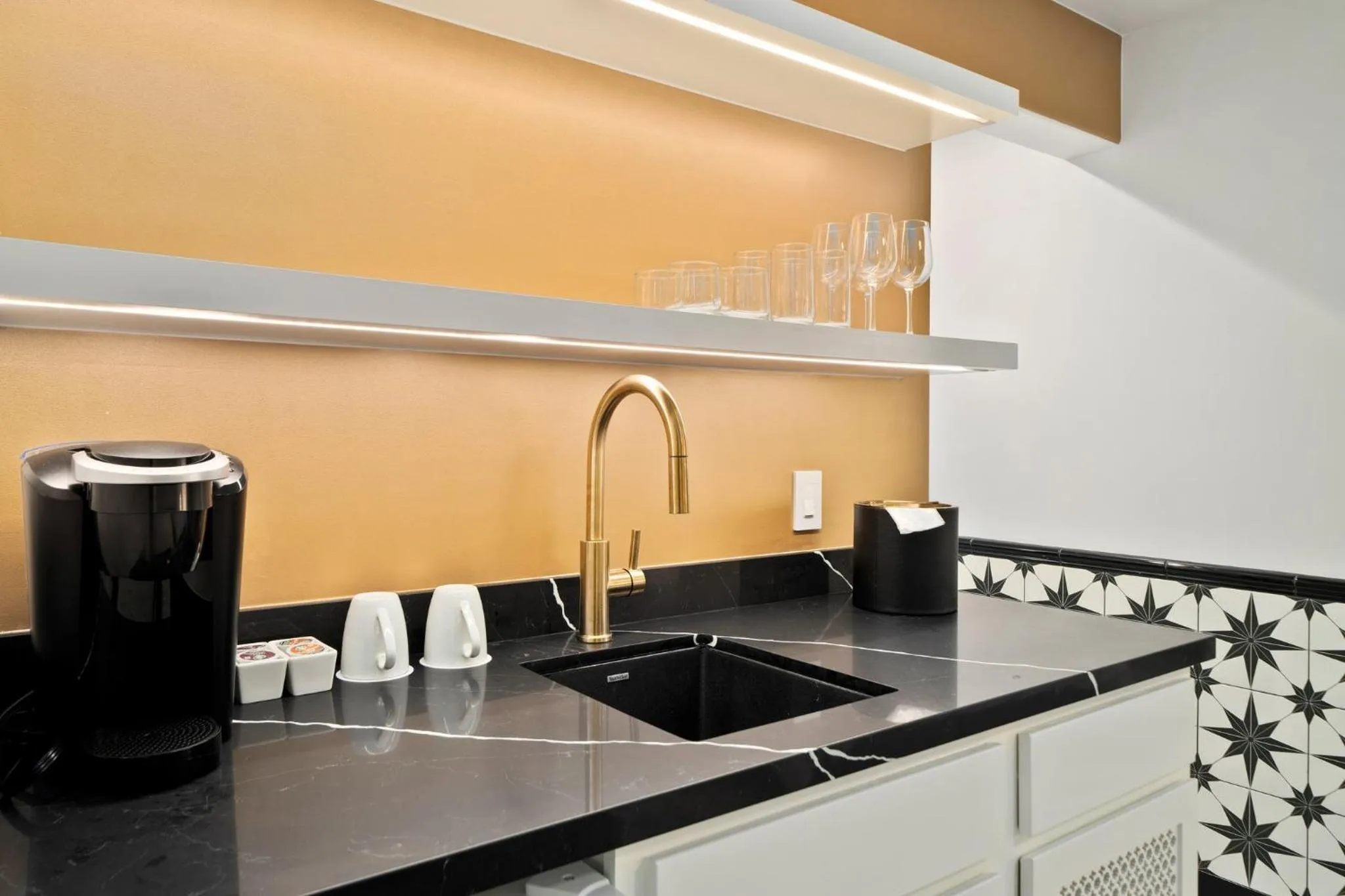 Queen Handicap Deluxe in Casablanca Inn