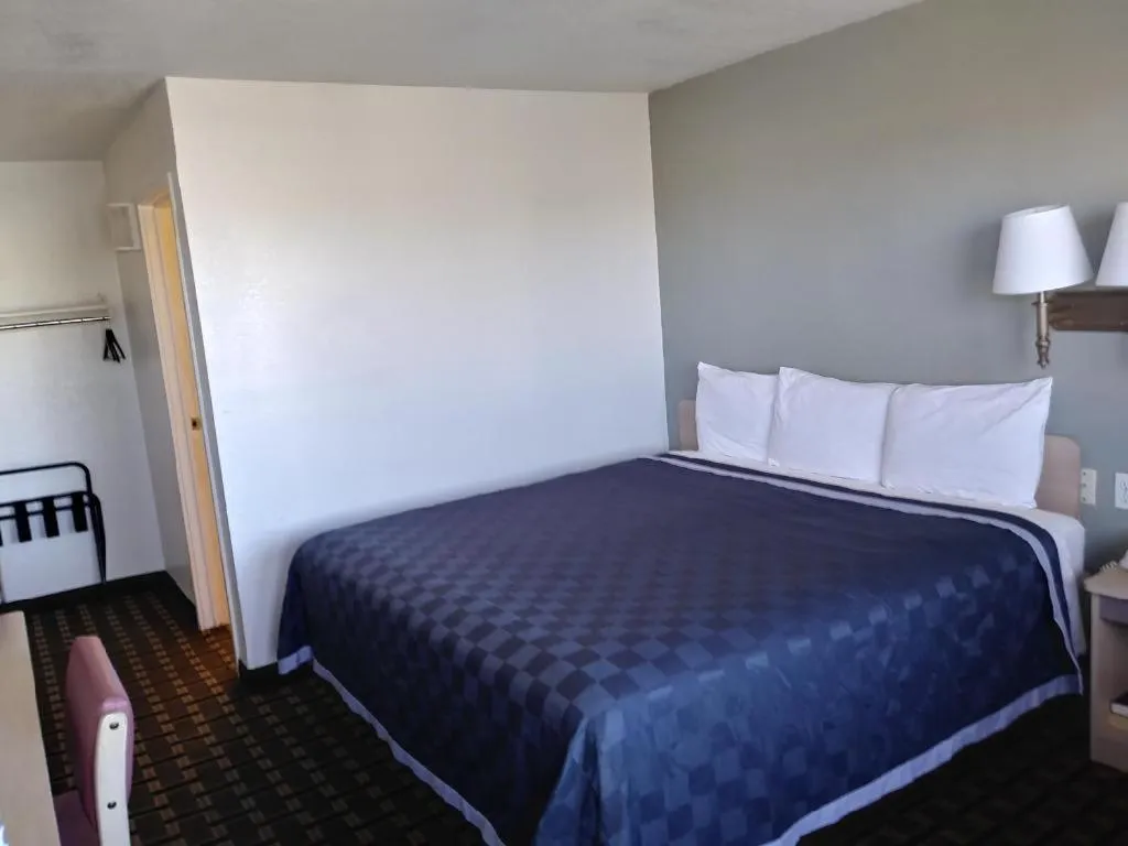 King Room in Americas Best Value Inn Amarillo Airport/Grand Street