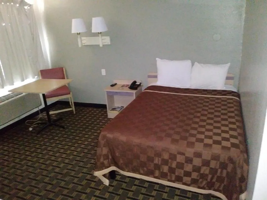 Deluxe Queen Room with Kitchenette - Smoking in Americas Best Value Inn Amarillo Airport/Grand Street