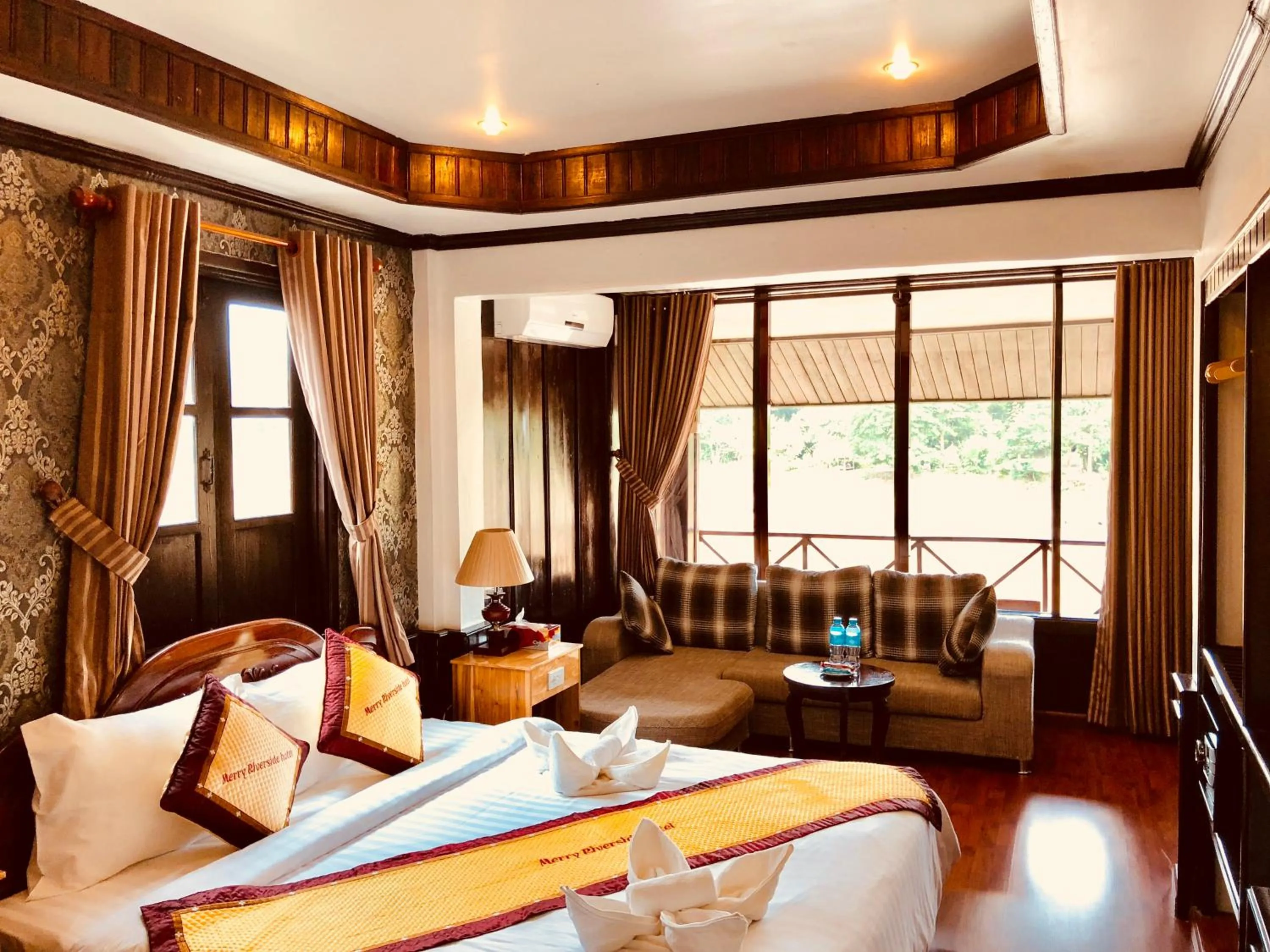 King Room with Balcony and River View in Merry Riverside Hotel