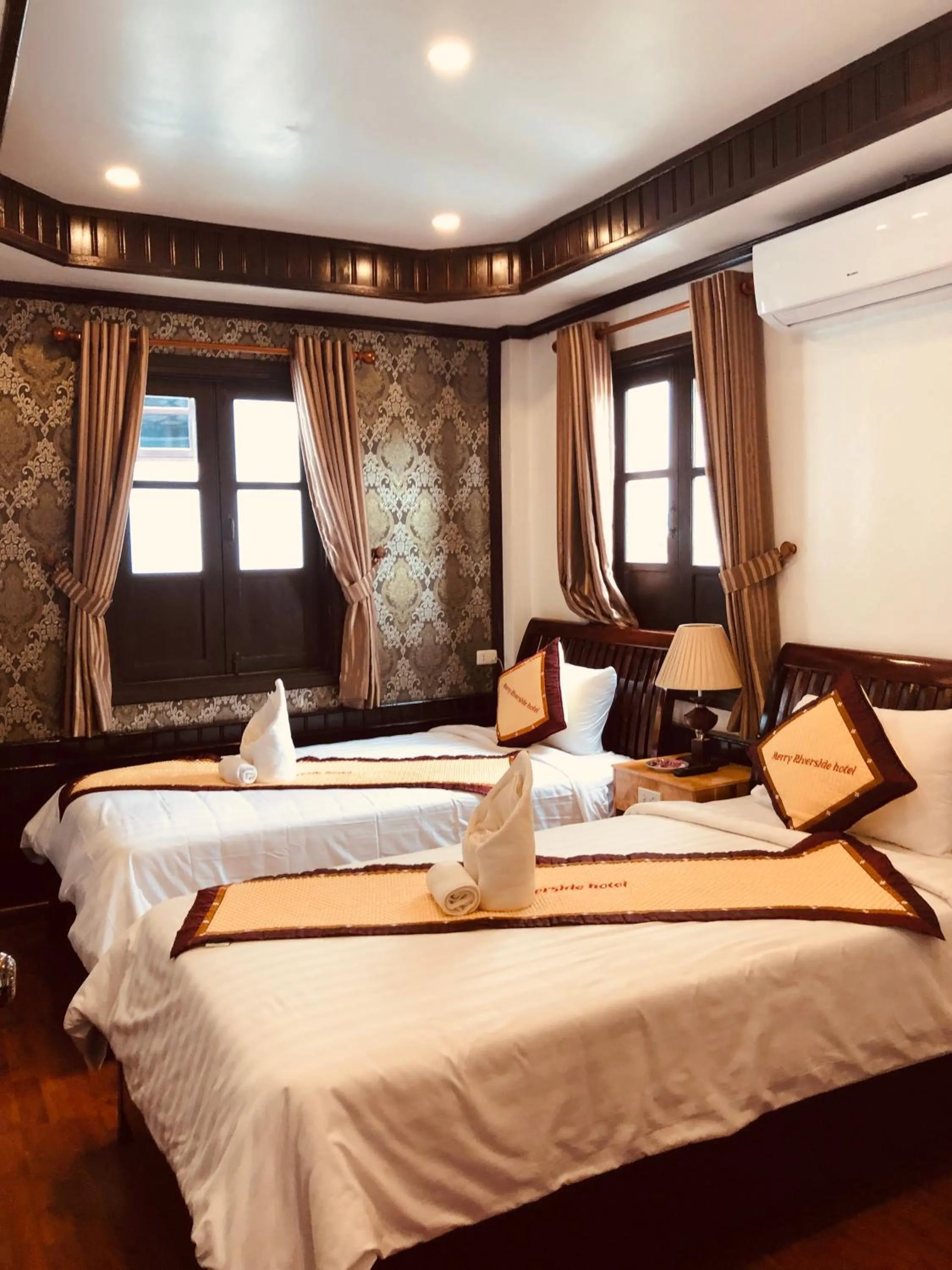 Deluxe Twin Room in Merry Riverside Hotel