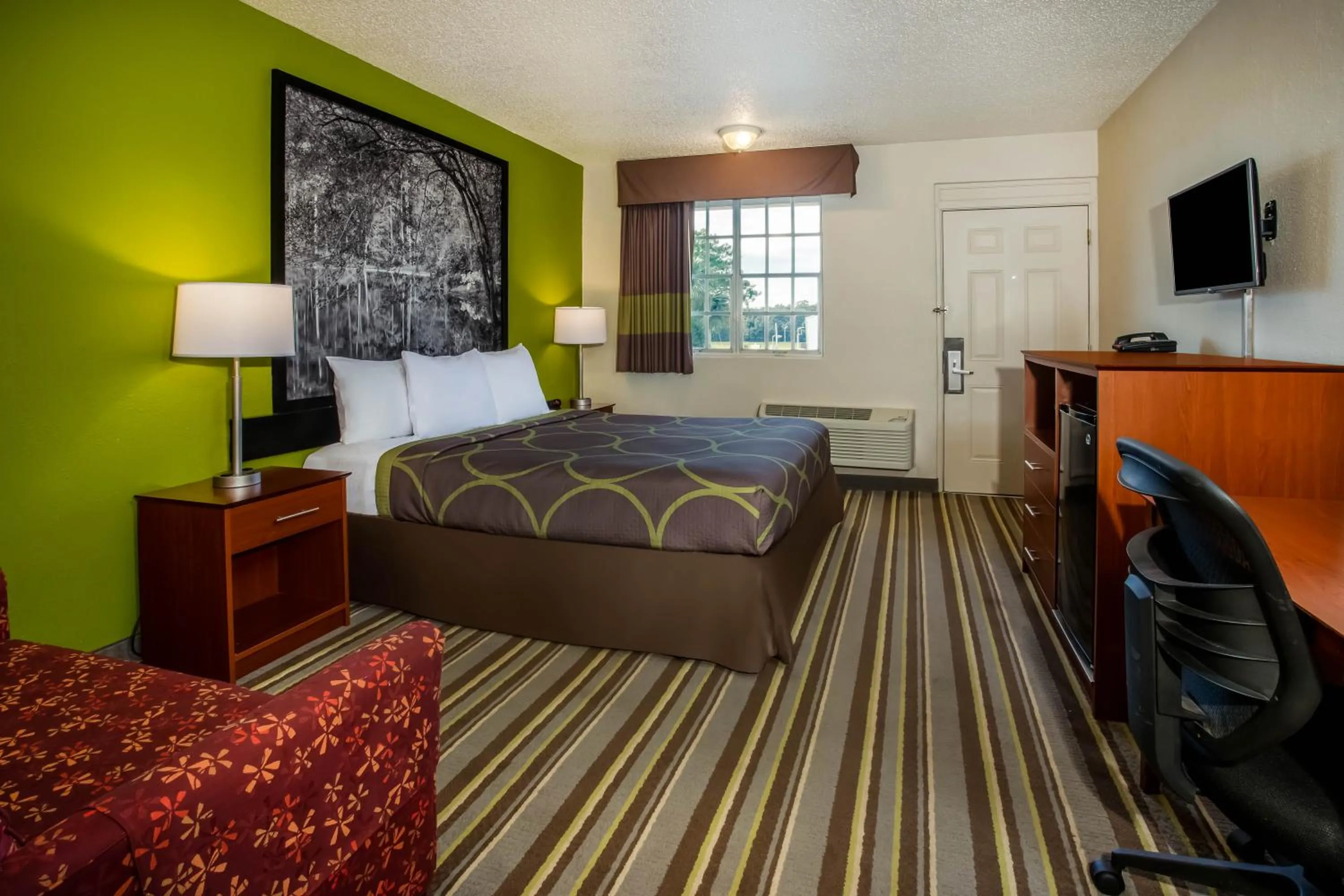 King Room with Courtyard View - First Floor/Non-Smoking in Super 8 by Wyndham Lake City