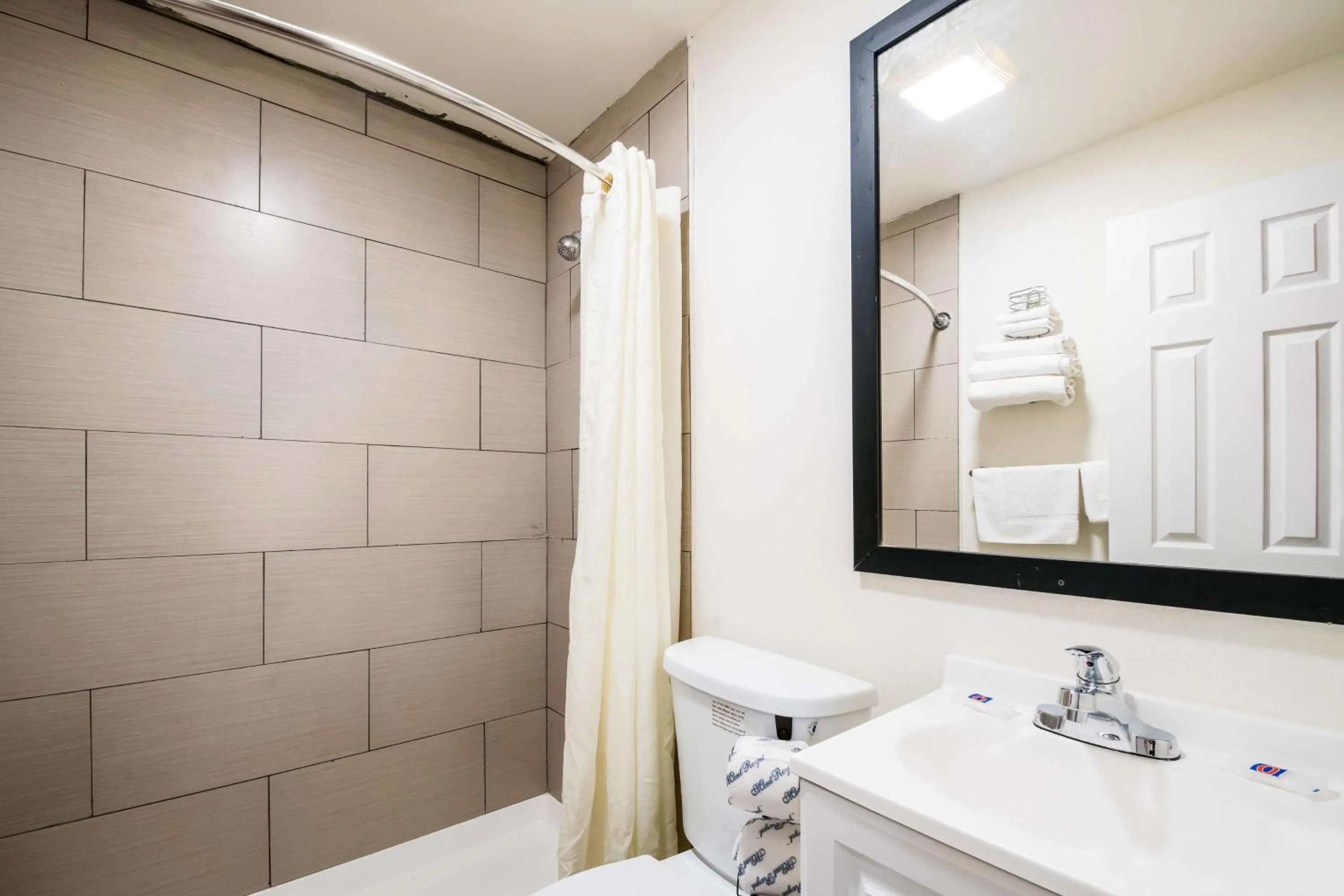 Quadruple Room - Non-Smoking in Motel 6-Tinton Falls, NJ