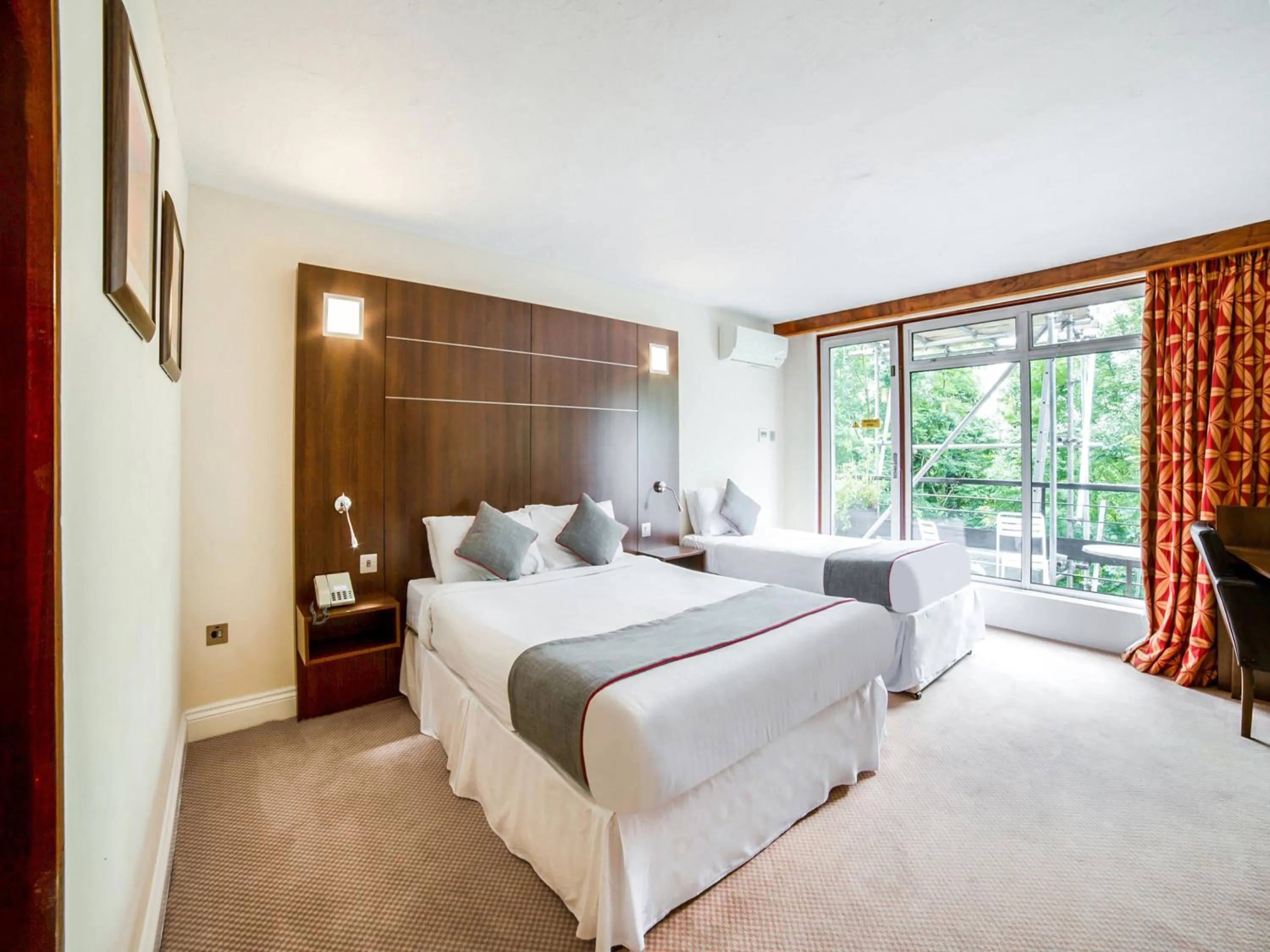 Deluxe Triple Room in The Bridge House Hotel