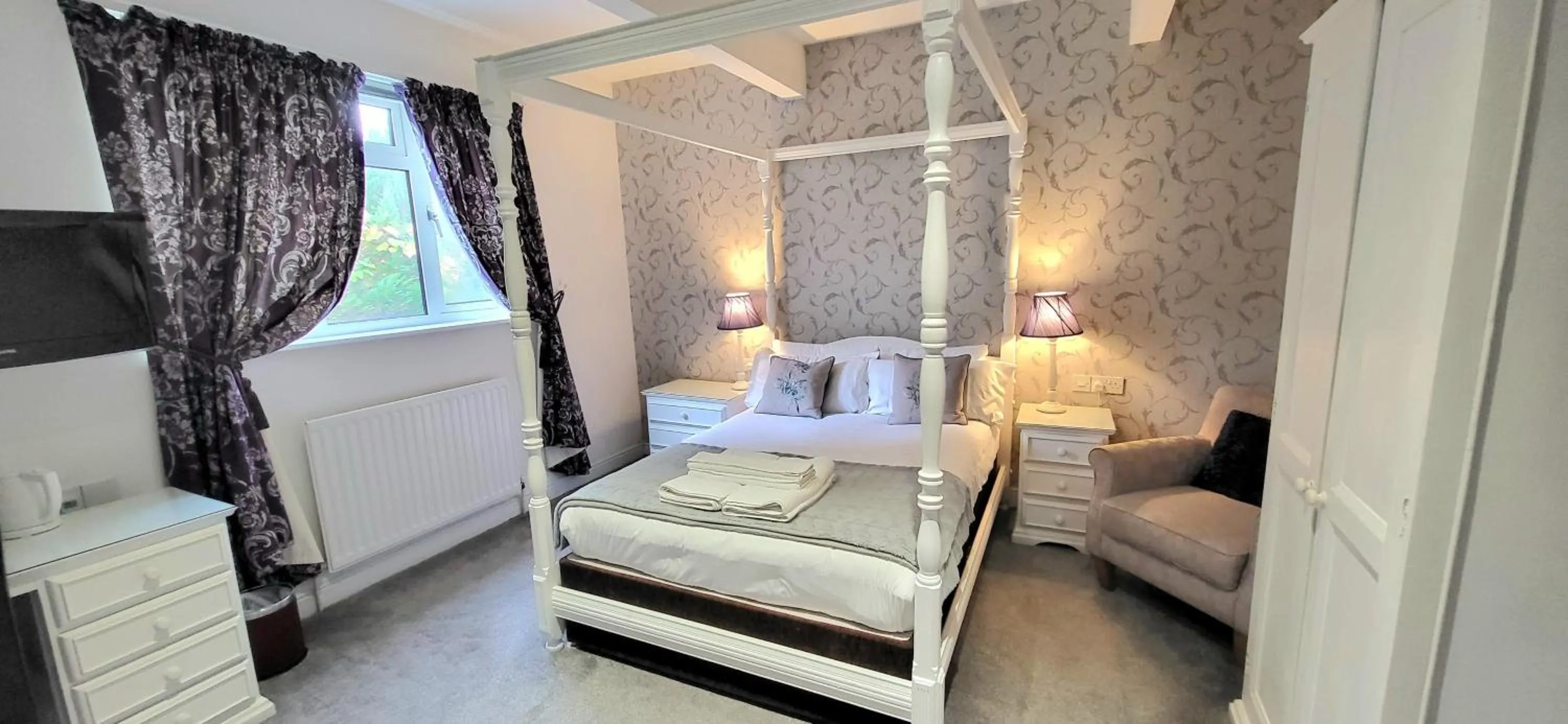 Bed in Woodlands